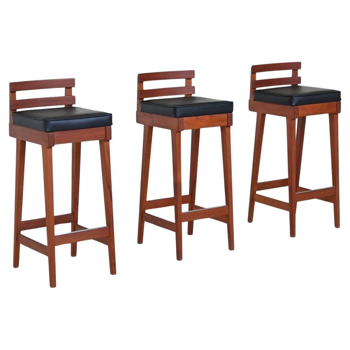 Erik Buck set of three bar stools in teak and leather Dyrlund Denmark 1960 For Sale