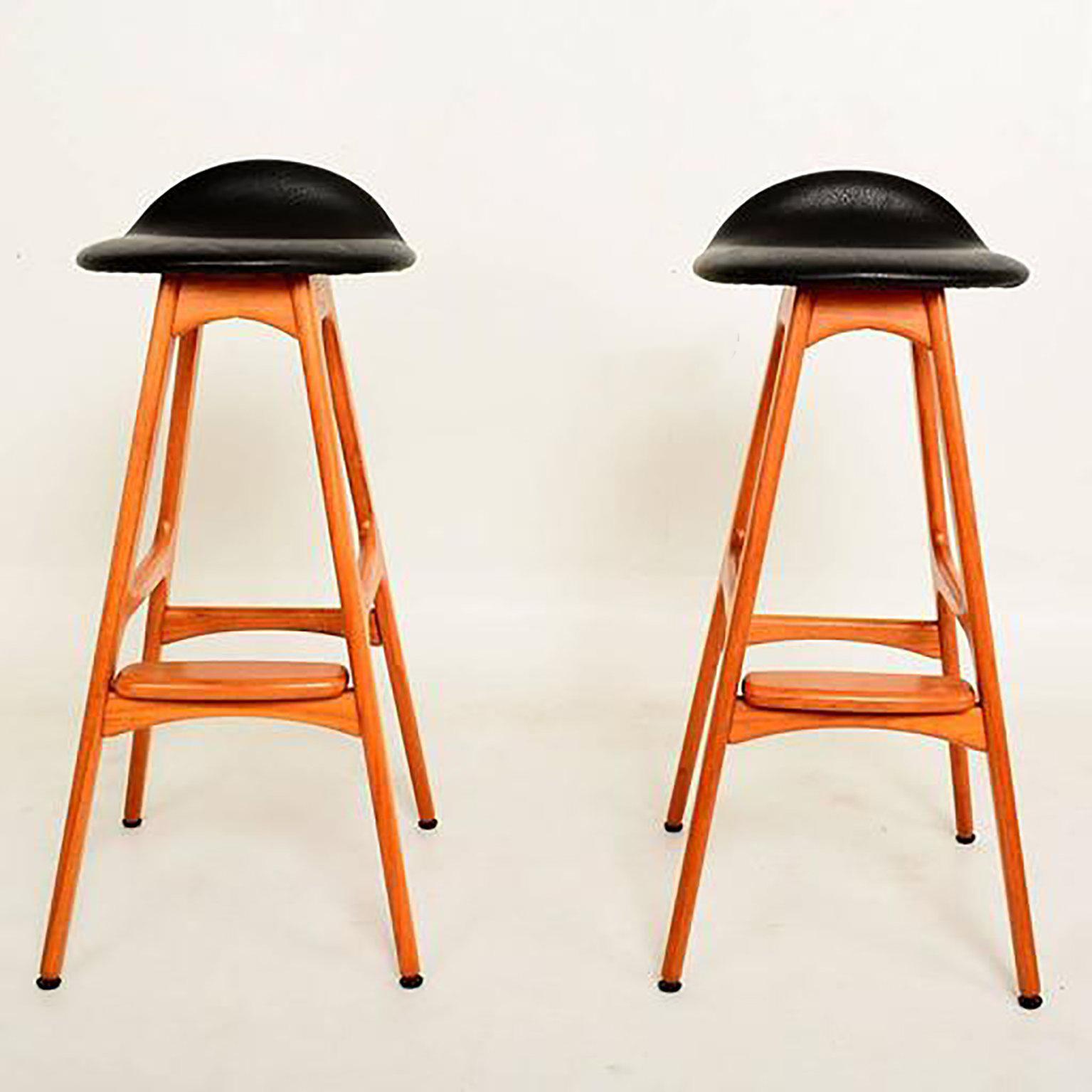 For your consideration a pair of Erik Buck bar stools made of teakwood with faux black leather.

No label present from the maker.

 