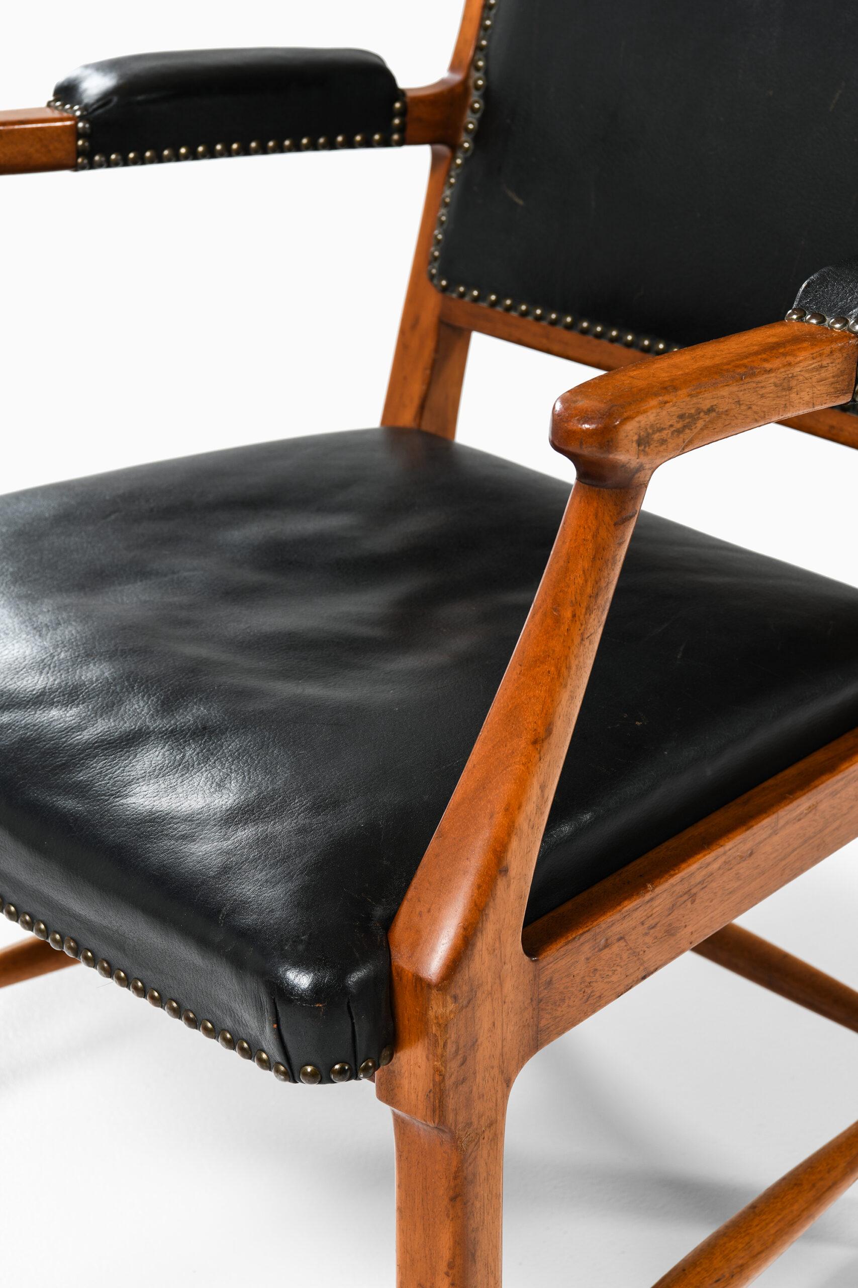 Seltenes Sesselpaar nach einem Entwurf von Erik Chambert. Produziert von Chamberts möbelfabriker in Norrköping, Schweden.
