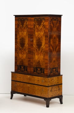 Armario Erik Chambert de abedul y nogal. Alrededor de 1920