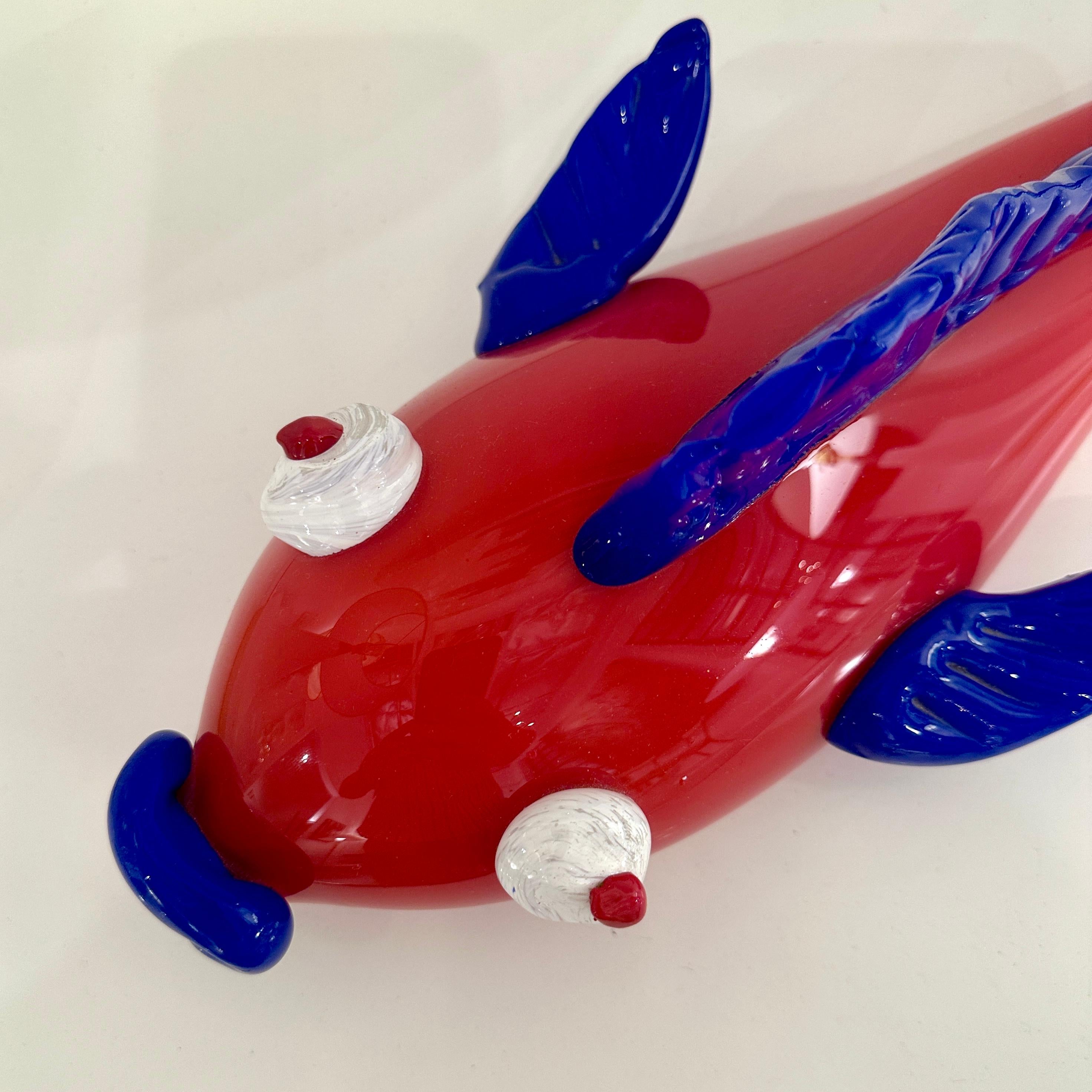 American Erik Eiserling California Red and Blue Art Glass Fish, ca 2000s For Sale