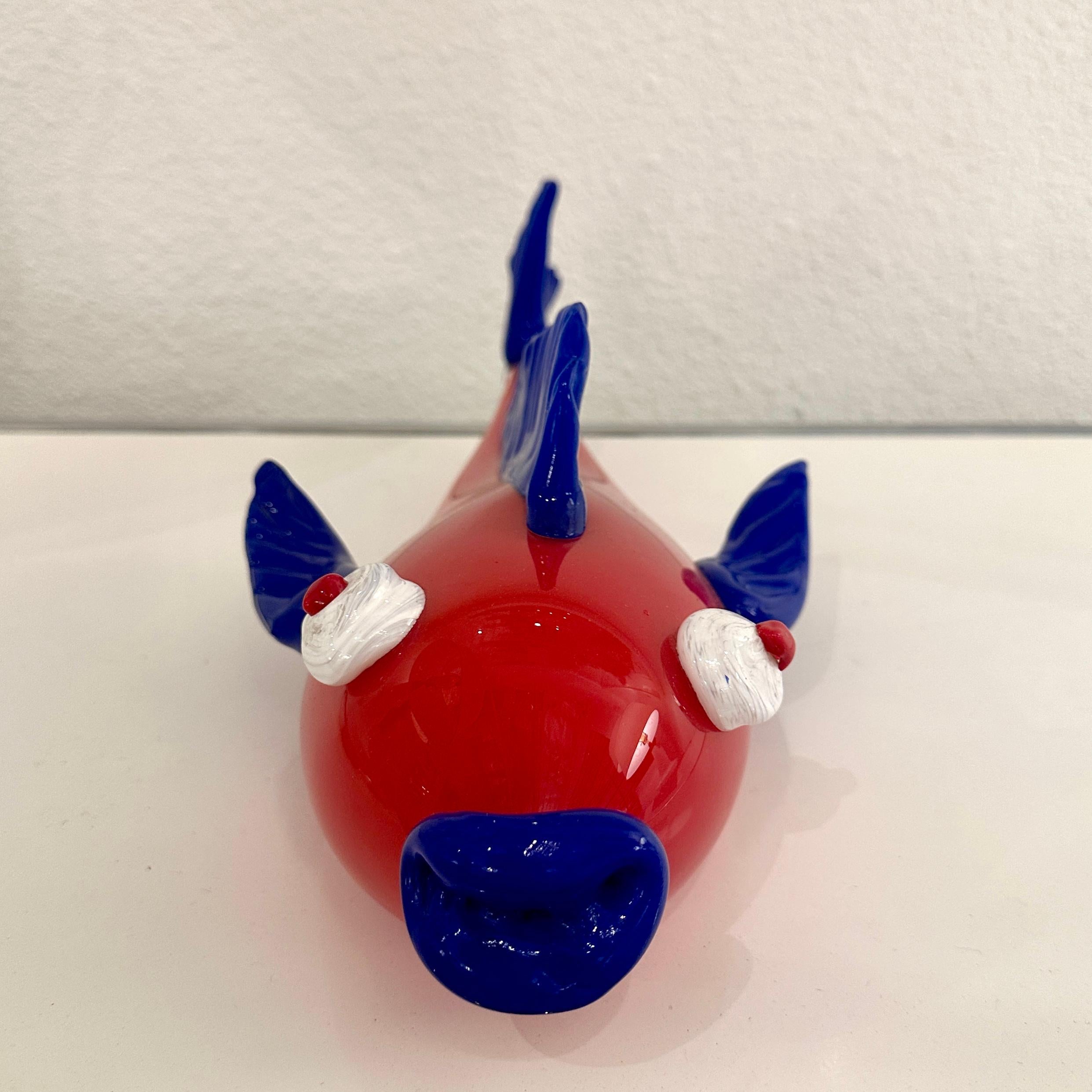 Erik Eiserling California Red and Blue Art Glass Fish, ca 2000s In Good Condition For Sale In Cathedral City, CA