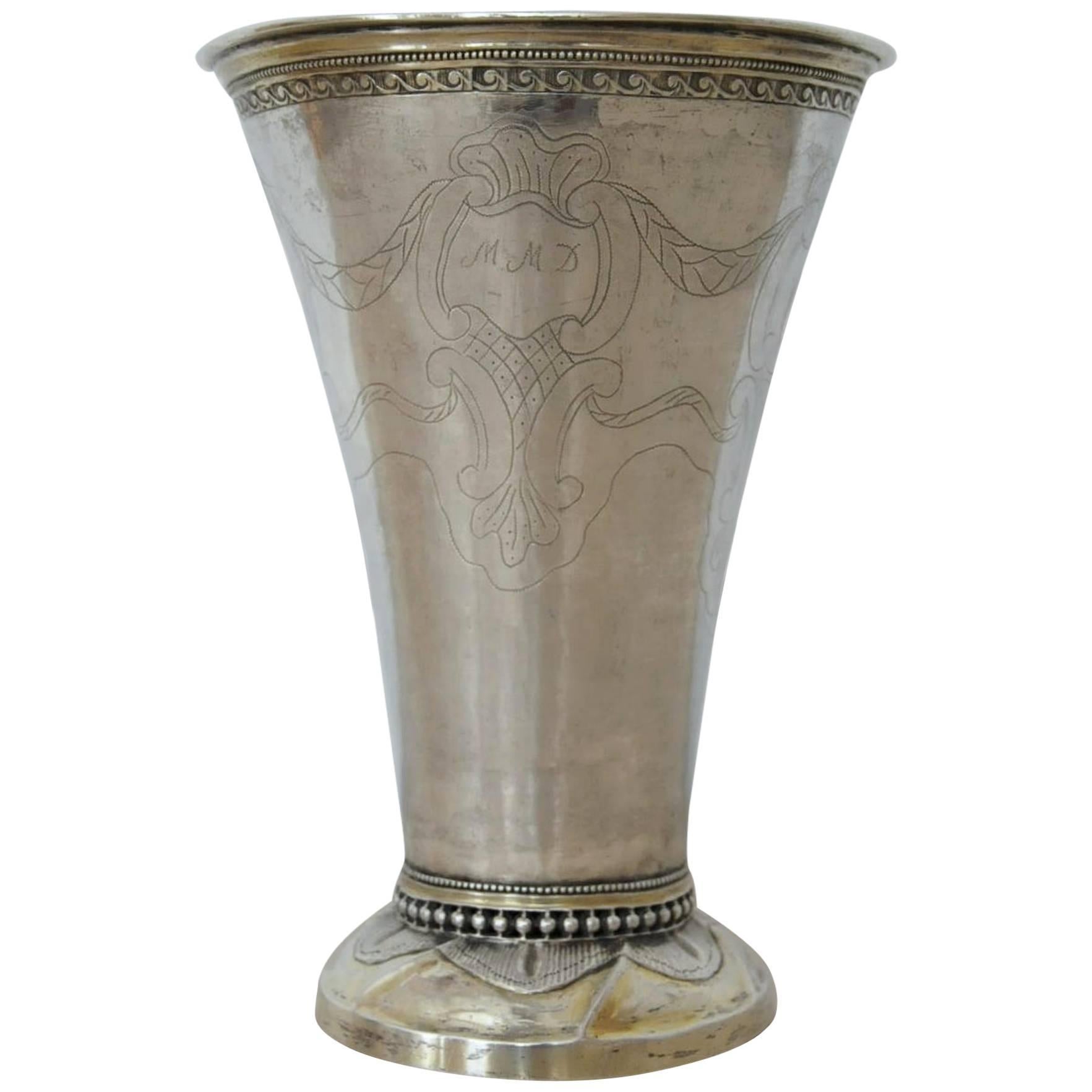 Gobelet en argent travaillé vers 1755, origine : Suède, daté de 1788