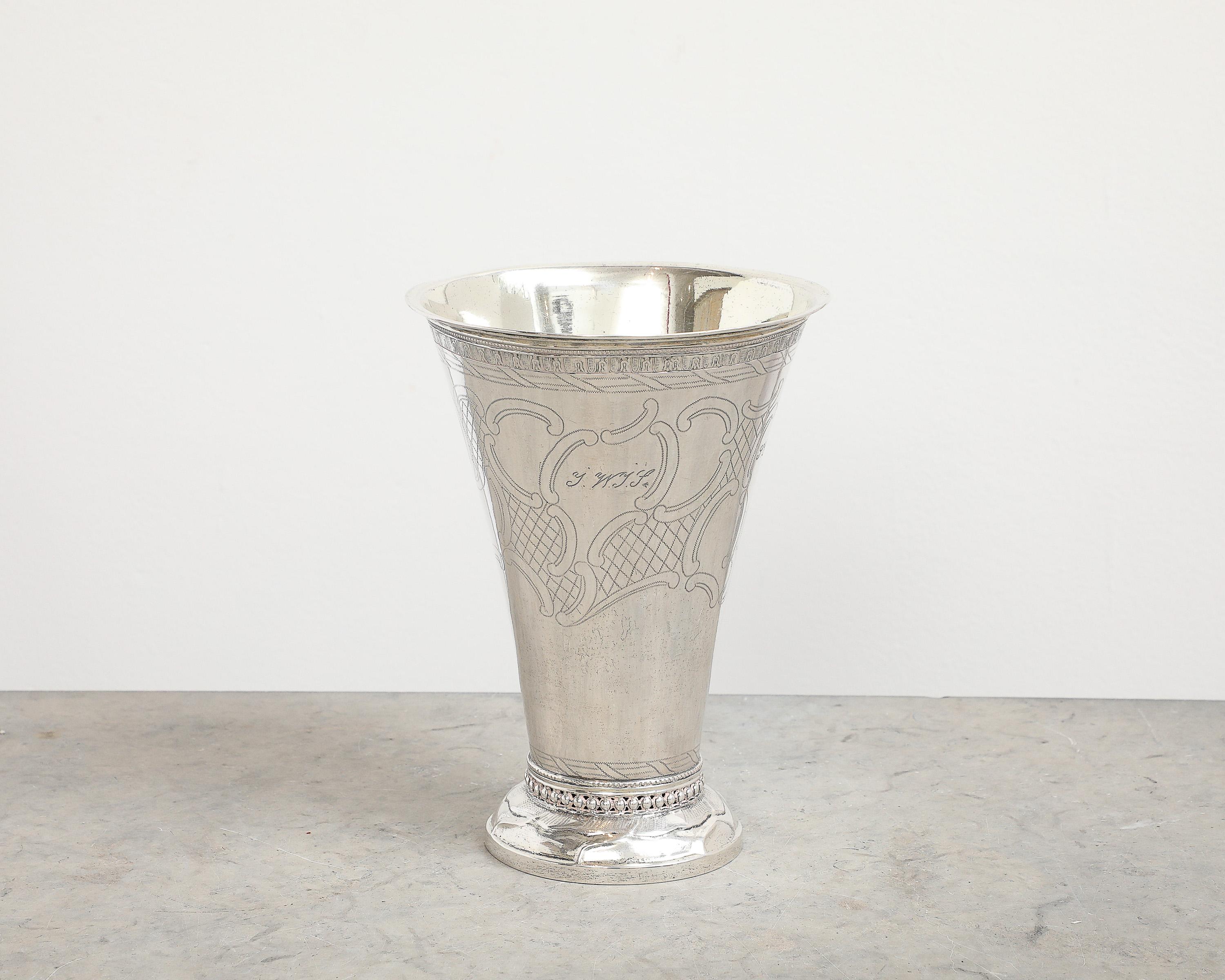 Gobelet en argent gustavien suédois du XVIIIe siècle par Erik Ernander (Travaillé vers 1755 à Uppsala, Suède), Origine : Suède, estampillé : cachet de l'artiste, triple couronne suédoise et date de 1788.

Les gobelets suédois en argent sont des