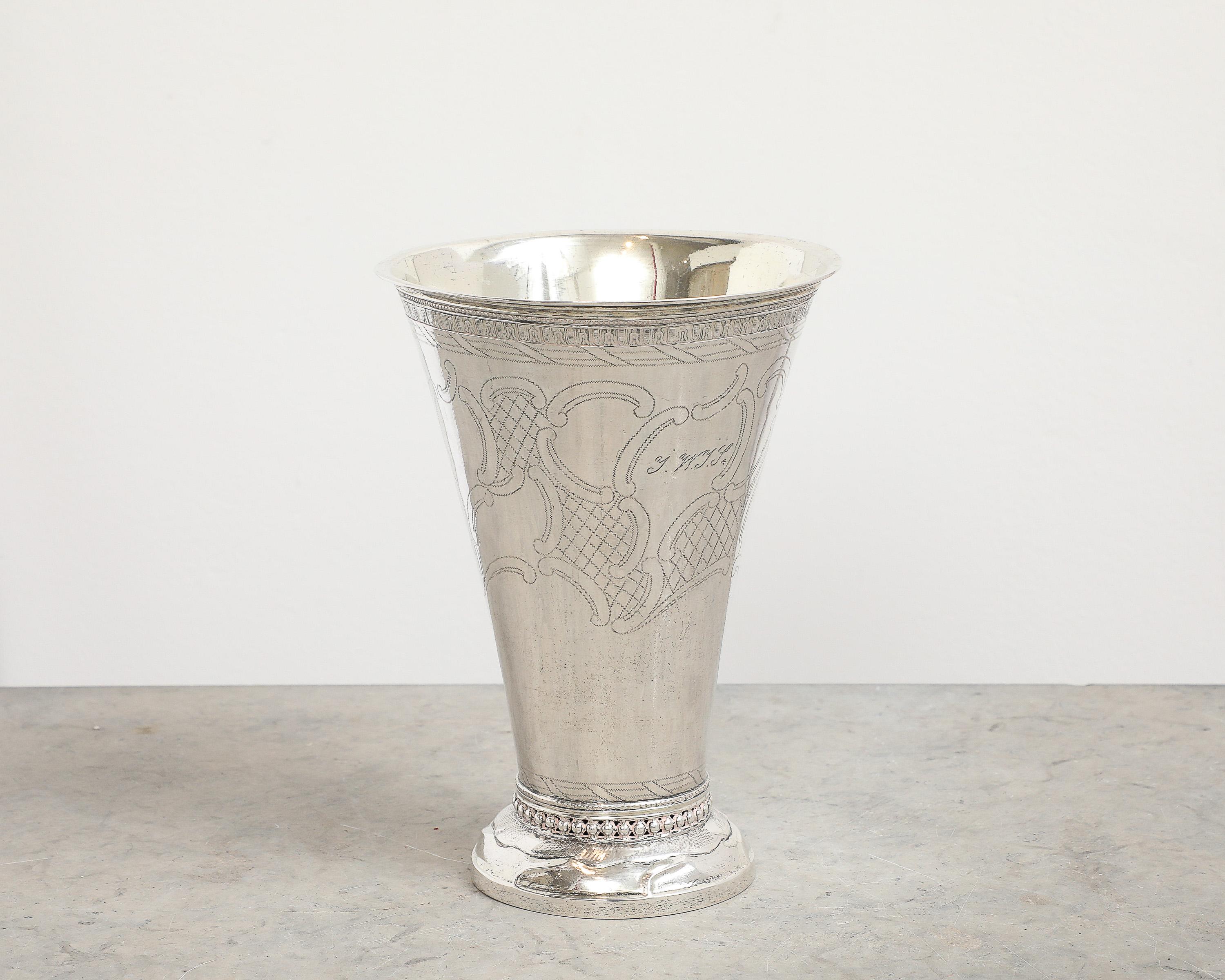 Gobelet en argent travaillé vers 1755, origine : Suède, daté de 1788 en vente 3