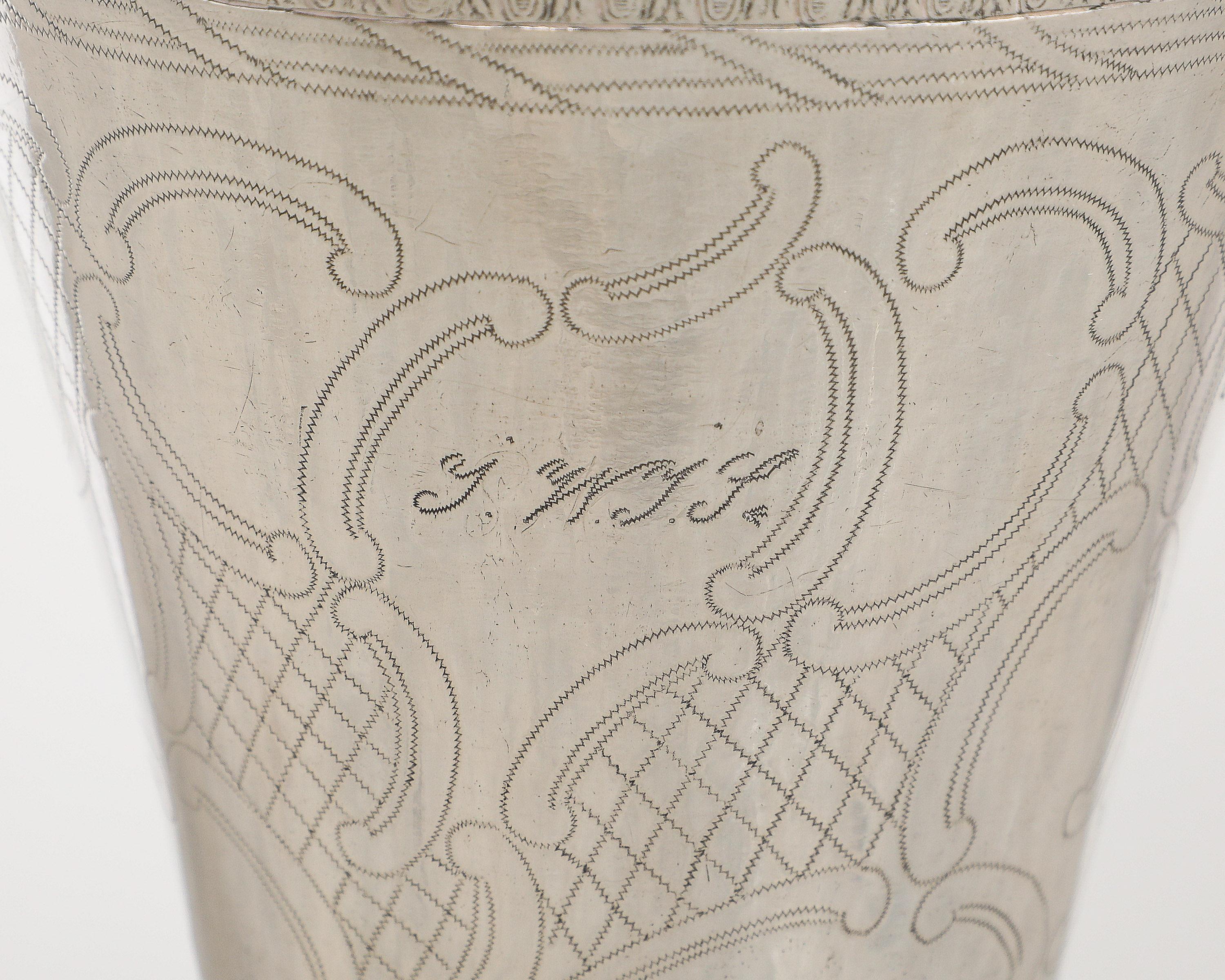 Gustavien Gobelet en argent travaillé vers 1755, origine : Suède, daté de 1788 en vente