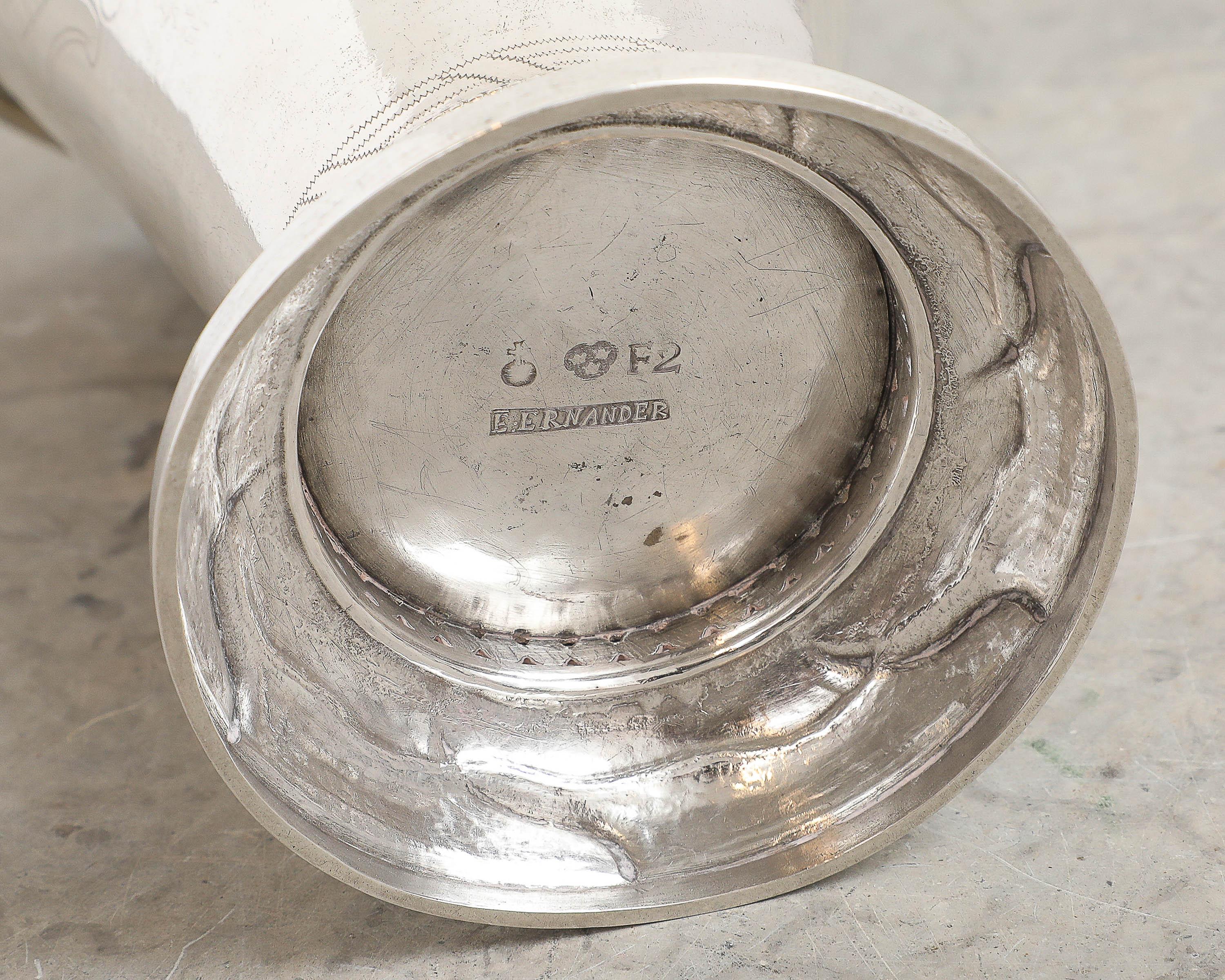 Gobelet en argent travaillé vers 1755, origine : Suède, daté de 1788 en vente 4