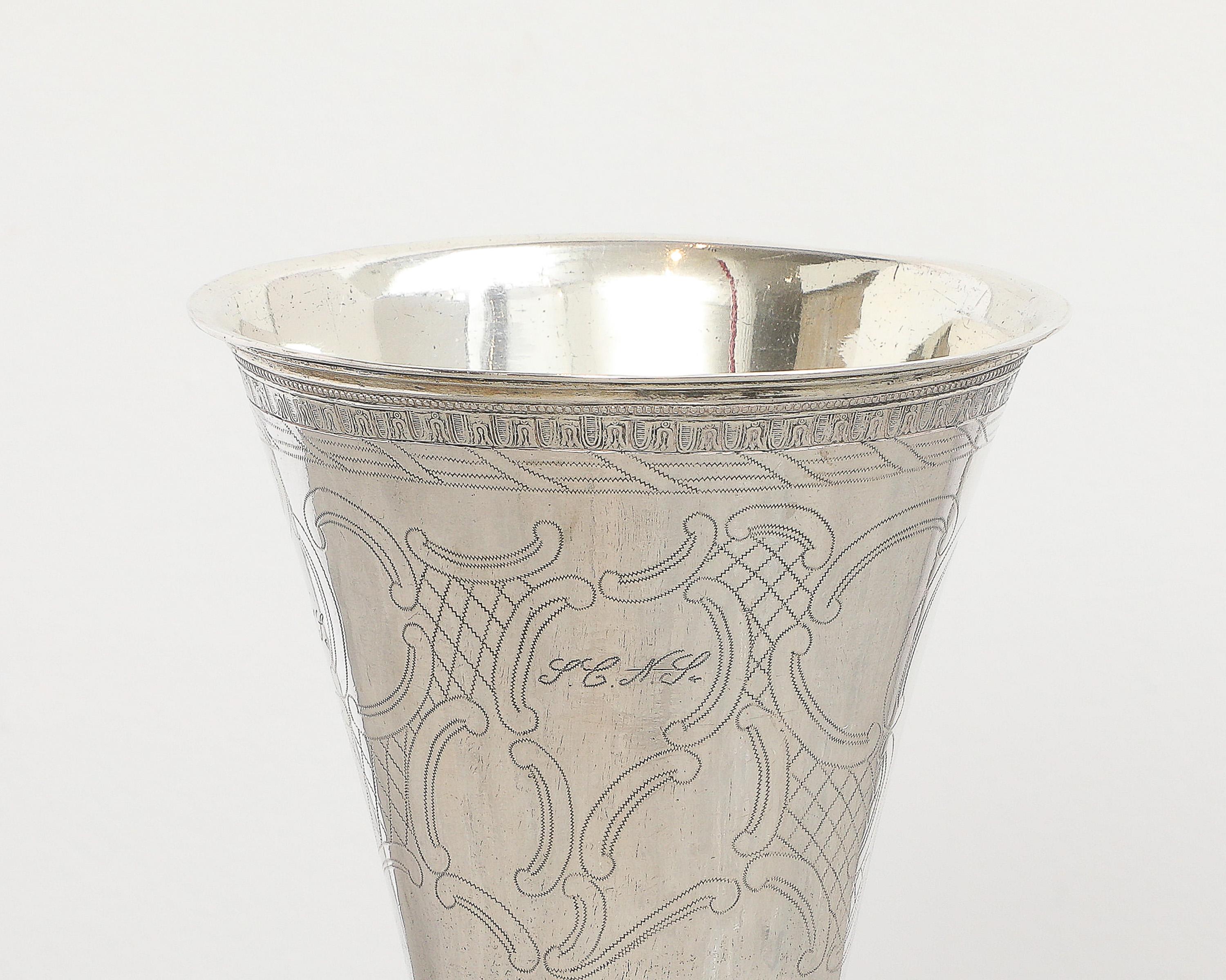 Suédois Gobelet en argent travaillé vers 1755, origine : Suède, daté de 1788 en vente