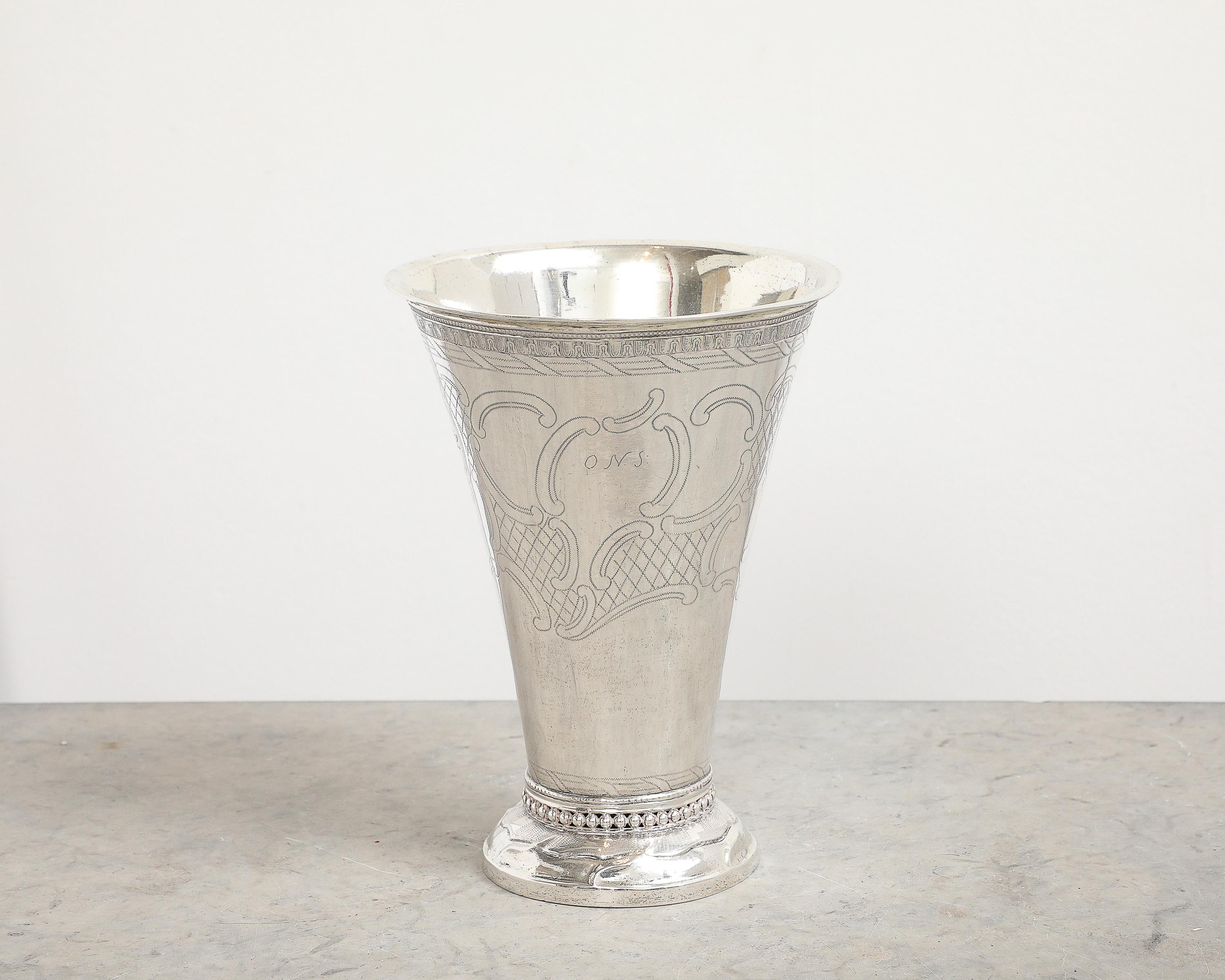Gobelet en argent travaillé vers 1755, origine : Suède, daté de 1788 Bon état - En vente à New York, NY