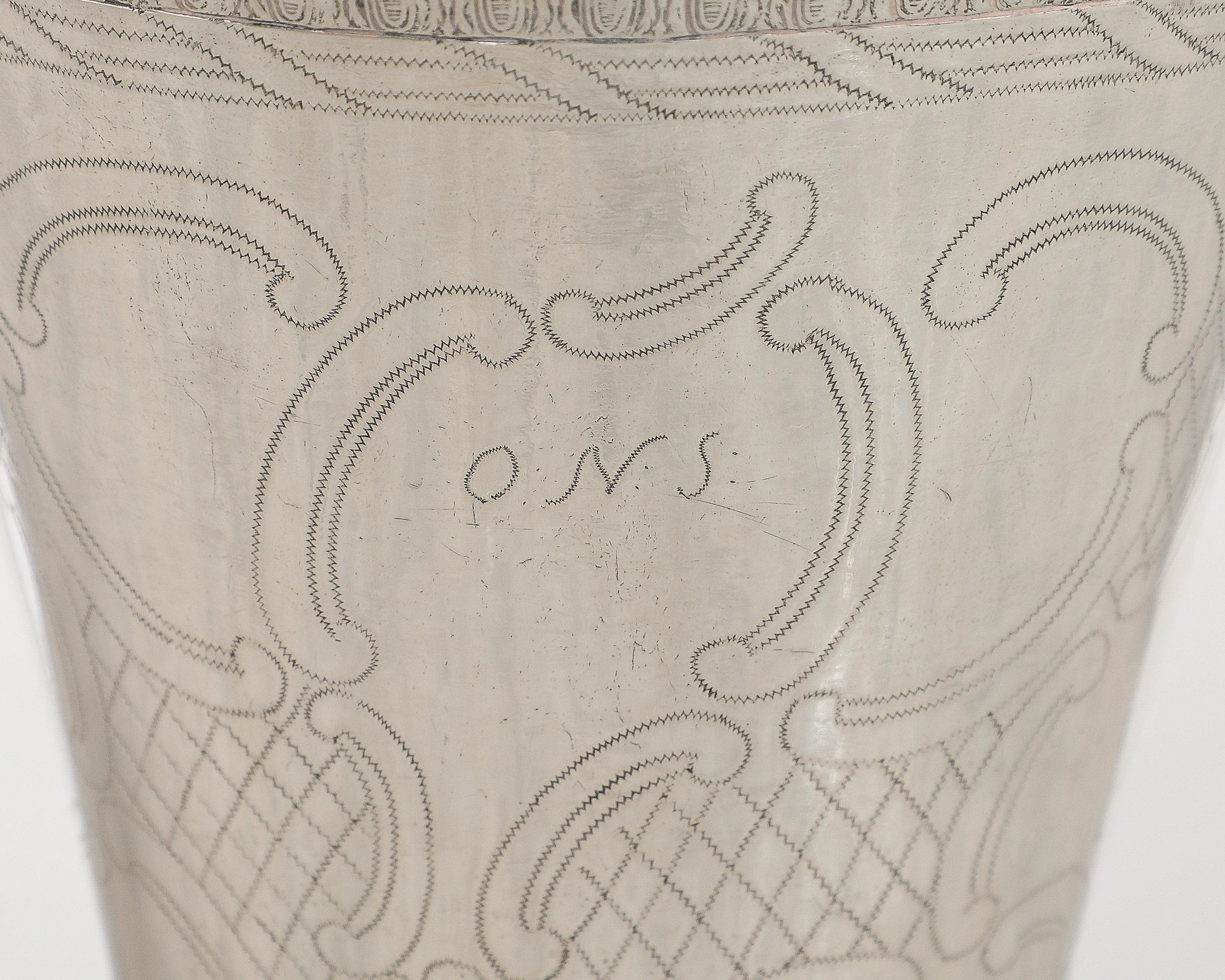 XVIIIe siècle et antérieur Gobelet en argent travaillé vers 1755, origine : Suède, daté de 1788 en vente