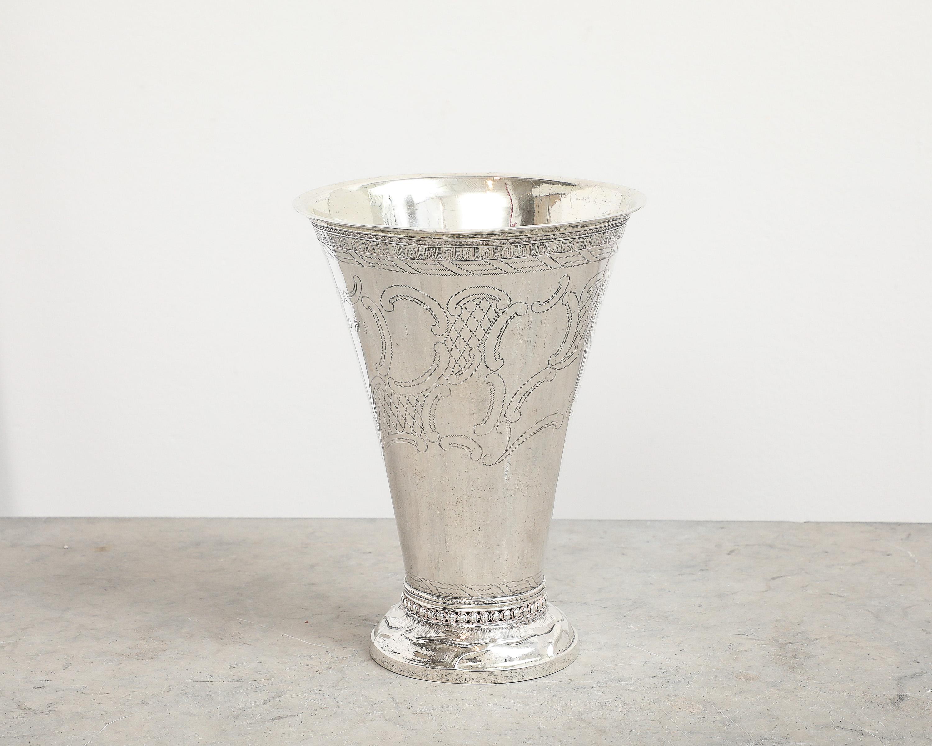 Argent Gobelet en argent travaillé vers 1755, origine : Suède, daté de 1788 en vente
