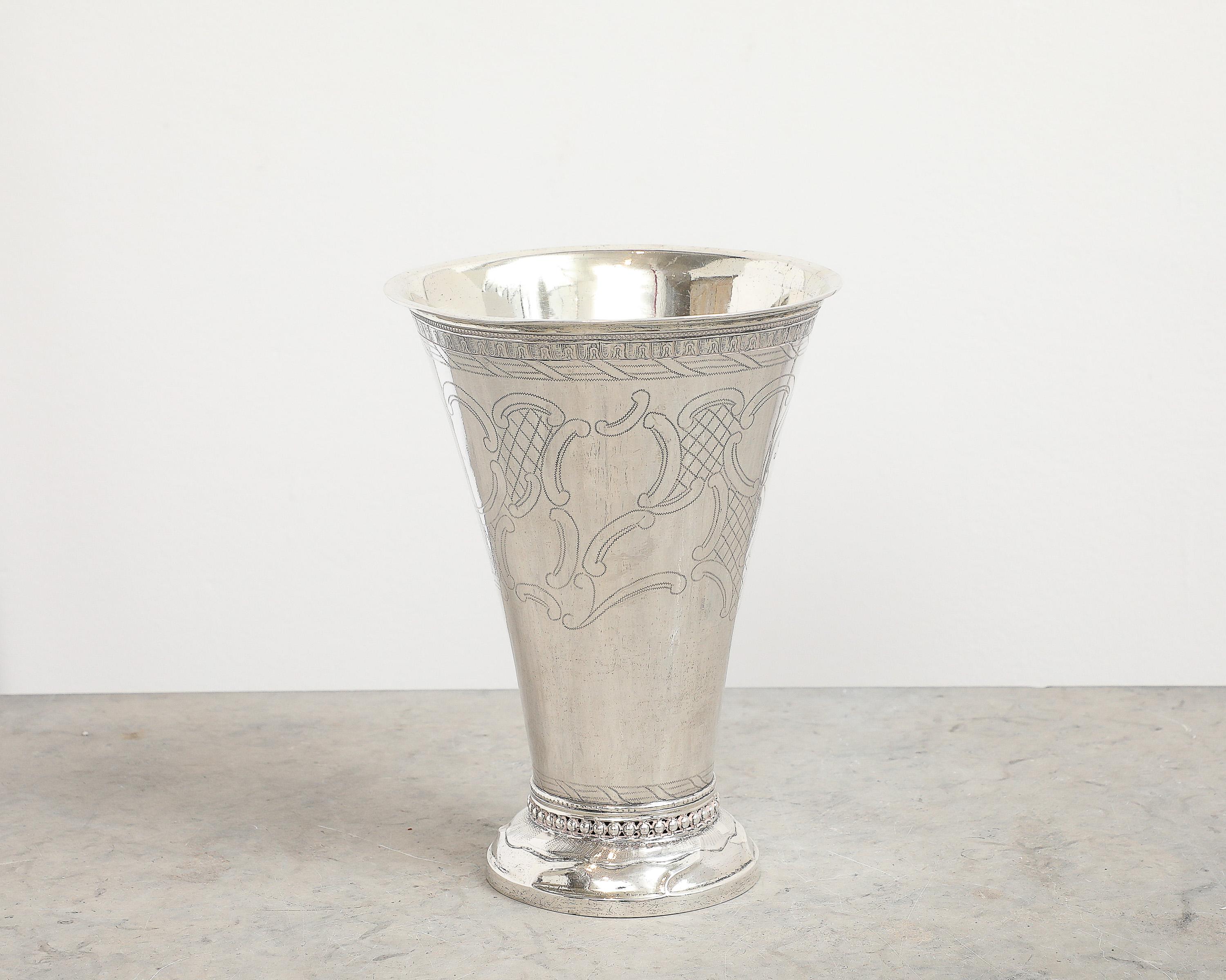 Gobelet en argent travaillé vers 1755, origine : Suède, daté de 1788 en vente 1