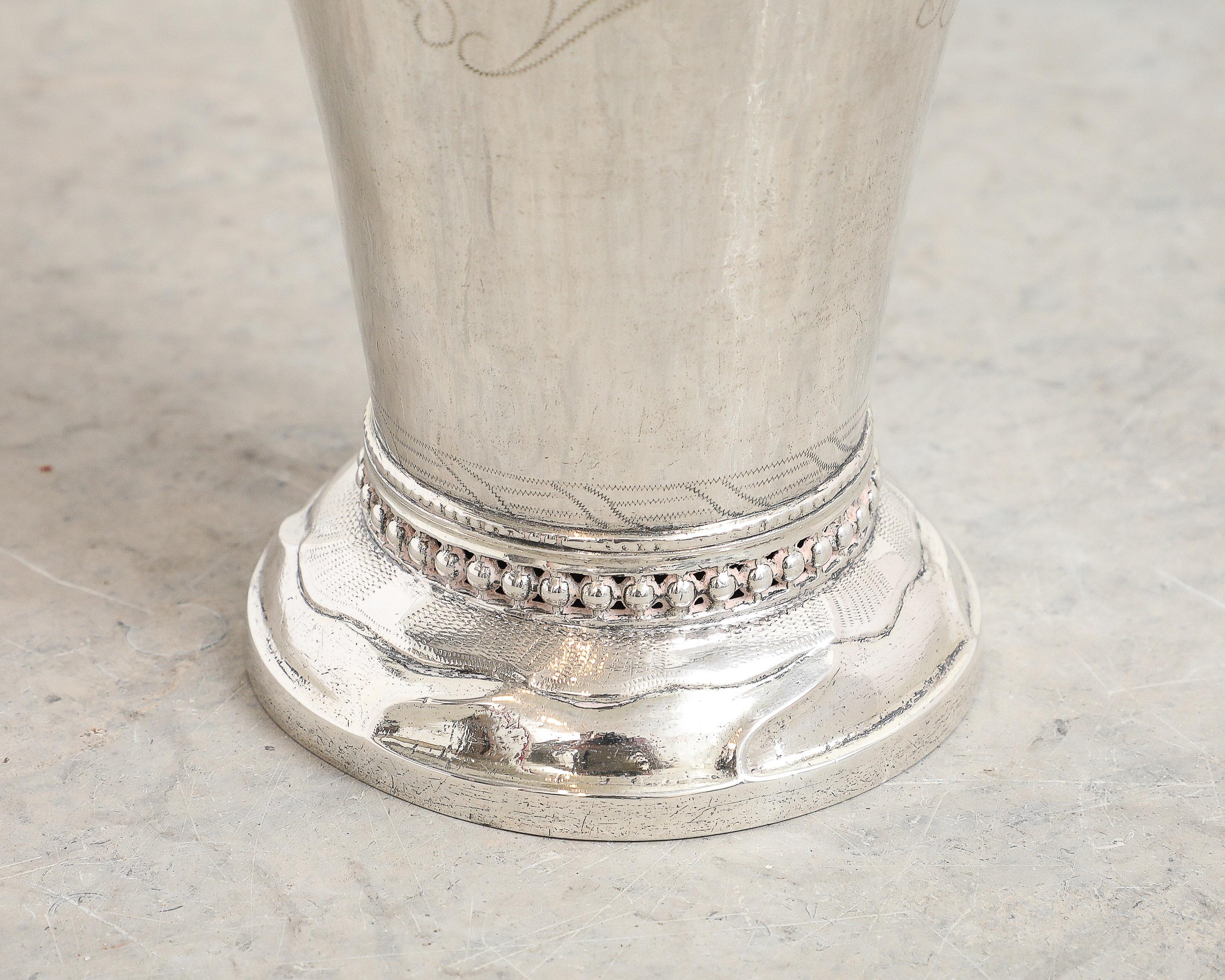 Gobelet en argent travaillé vers 1755, origine : Suède, daté de 1788 en vente 2