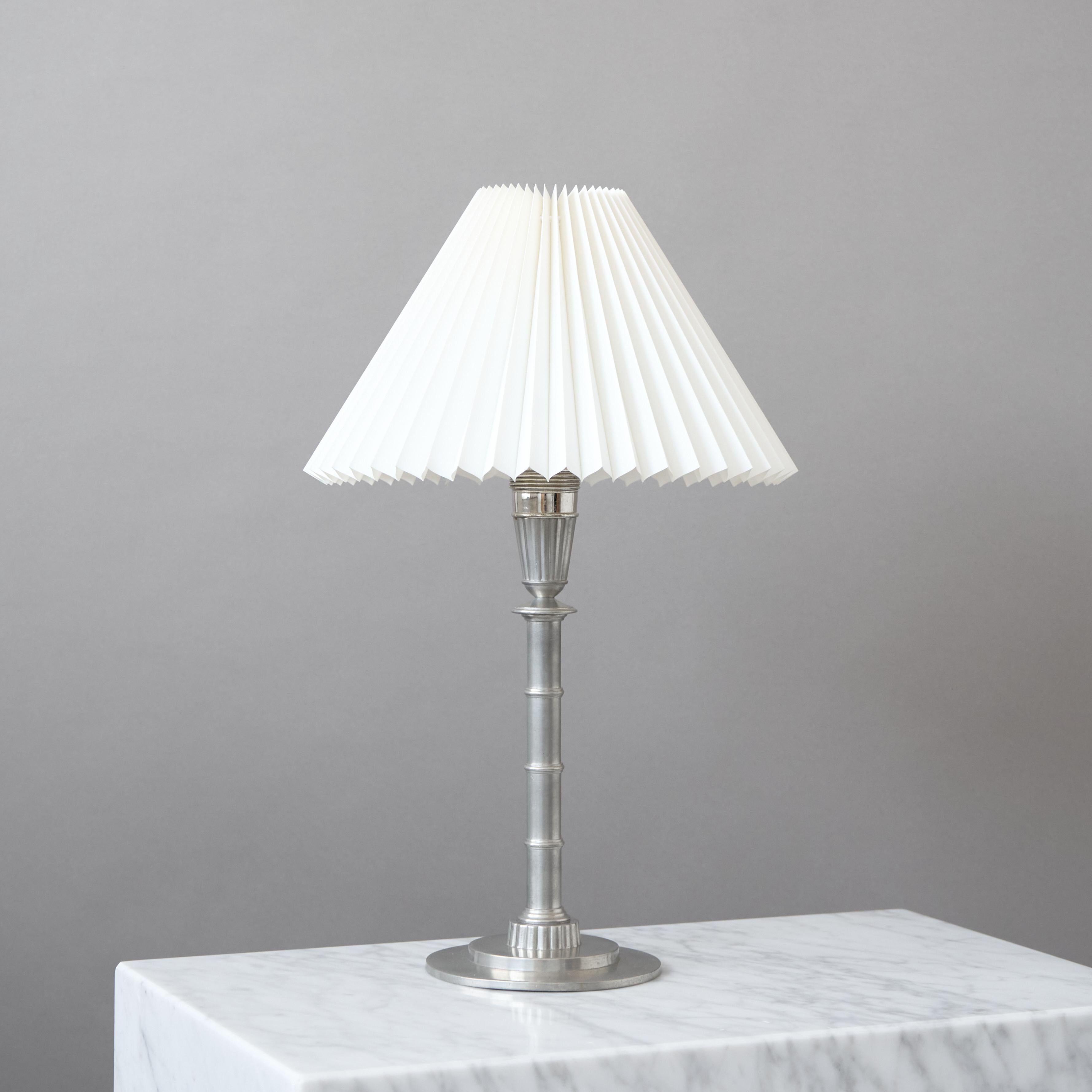 Una hermosa y rara lámpara de sobremesa sueca Grace de peltre.
Diseñado por el renombrado orfebre Erik Fleming para Norrahammar Tenn, Suecia. Producido en 1932.

Gran estado con una pátina increíble, sólo unos ligeros arañazos.
Con el sello