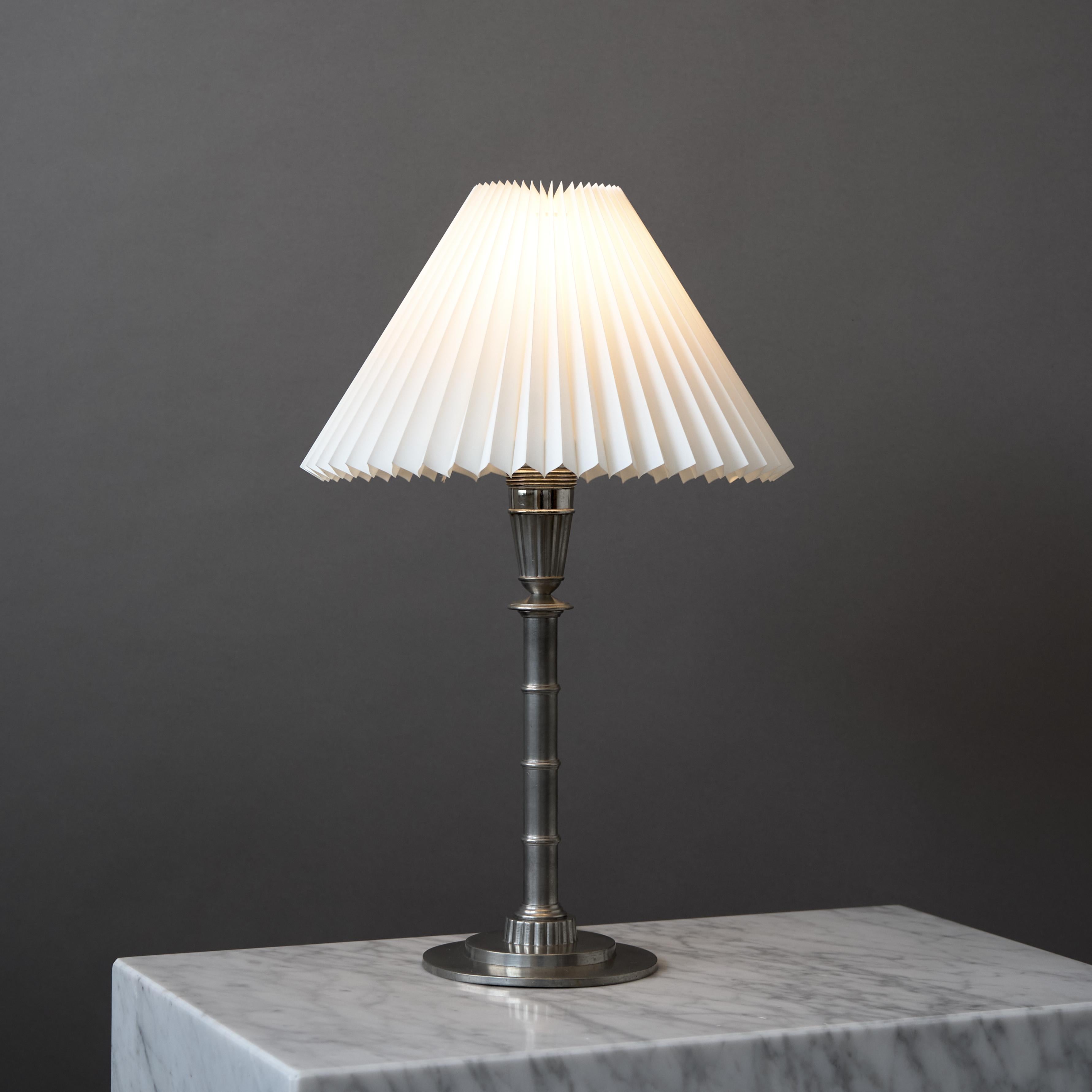 Erik Fleming, Lámpara de sobremesa Art Déco / Gracia sueca de estaño, Suecia, 1932. Escandinavo moderno en venta