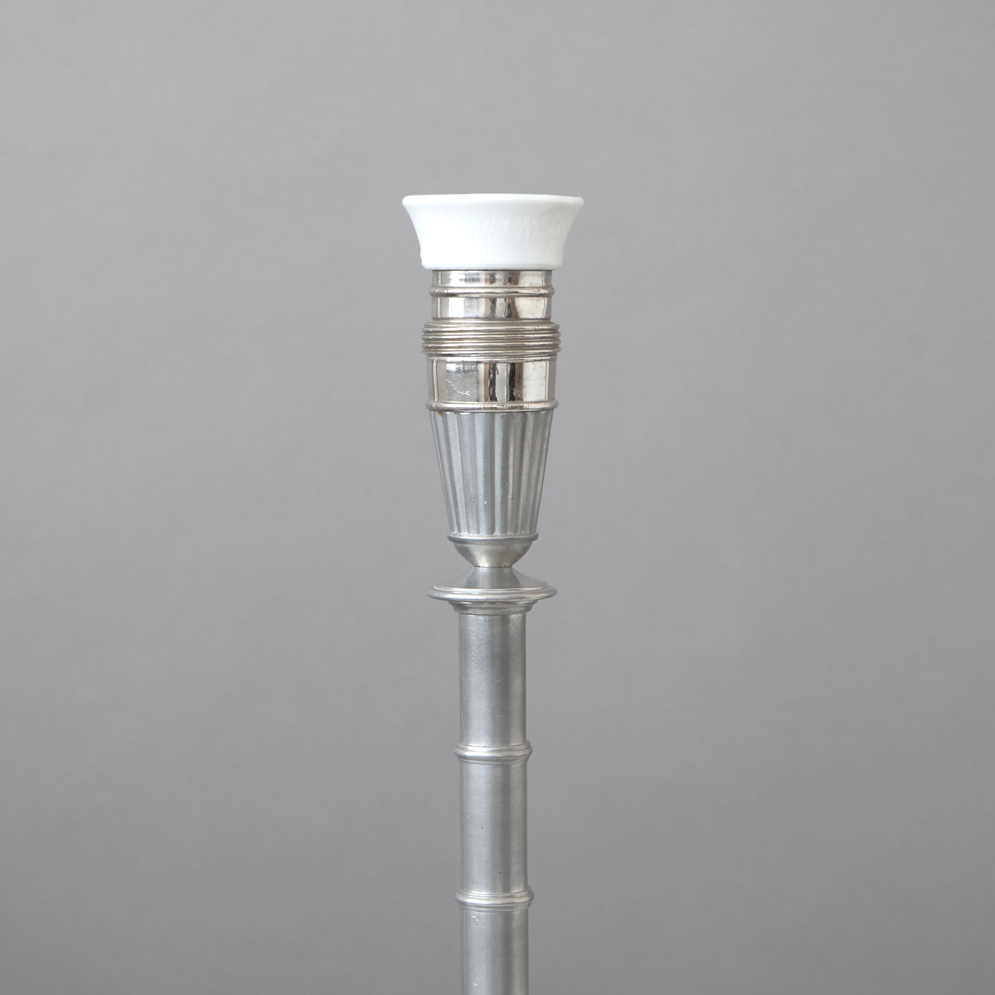 Erik Fleming, Lámpara de sobremesa Art Déco / Gracia sueca de estaño, Suecia, 1932. Vaciado en venta