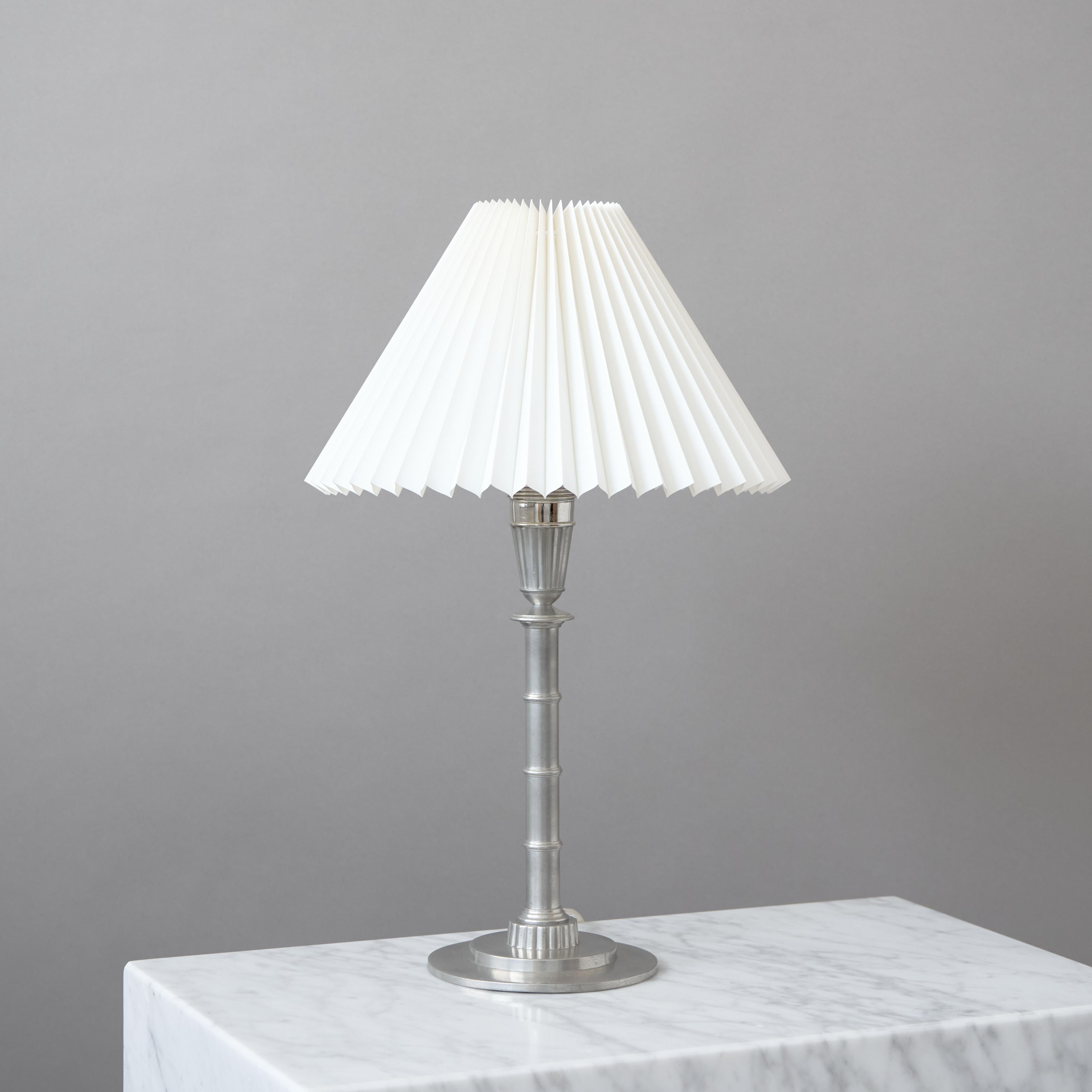Erik Fleming, Lámpara de sobremesa Art Déco / Gracia sueca de estaño, Suecia, 1932. en Bueno estado para la venta en Malmö, SE
