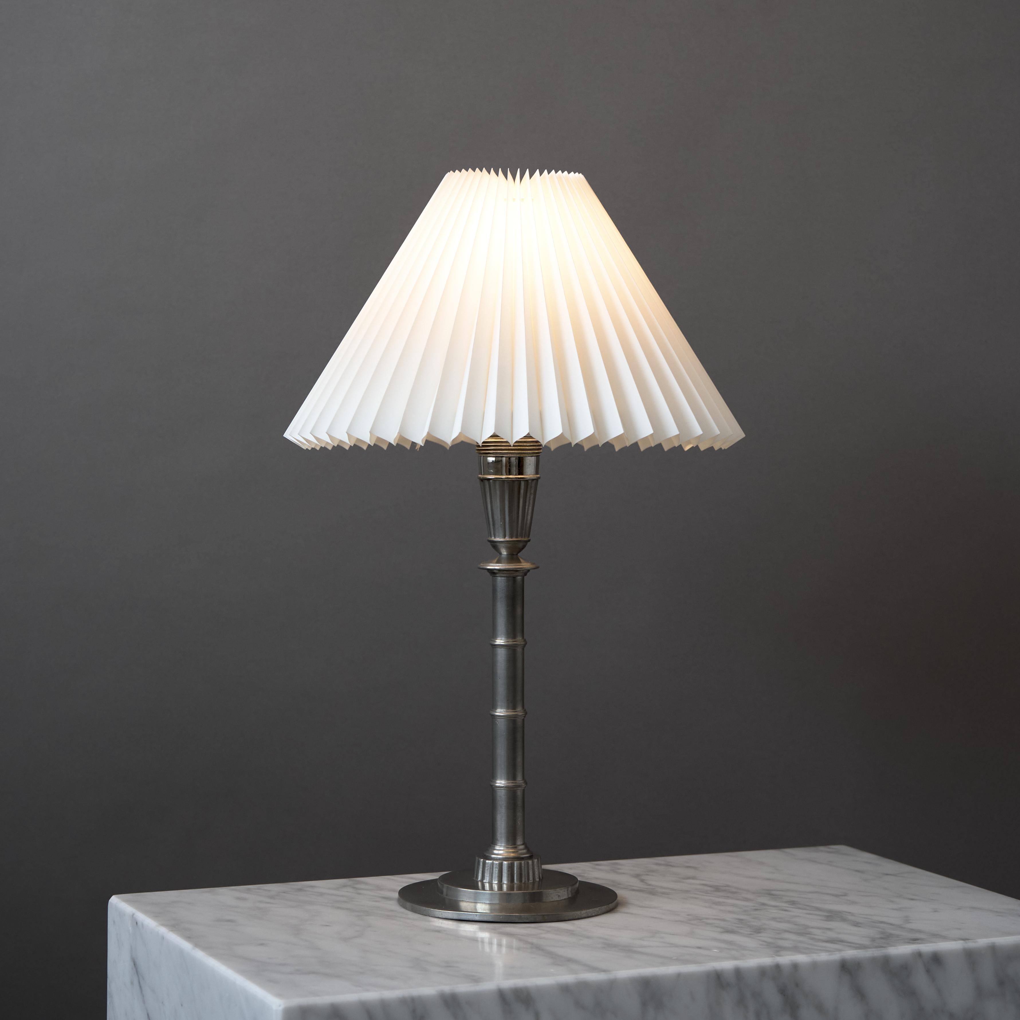 Erik Fleming, Lámpara de sobremesa Art Déco / Gracia sueca de estaño, Suecia, 1932. mediados del siglo XX en venta