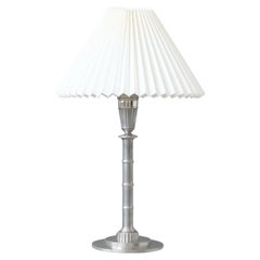 Erik Fleming, Lámpara de sobremesa Art Déco / Gracia sueca de estaño, Suecia, 1932.