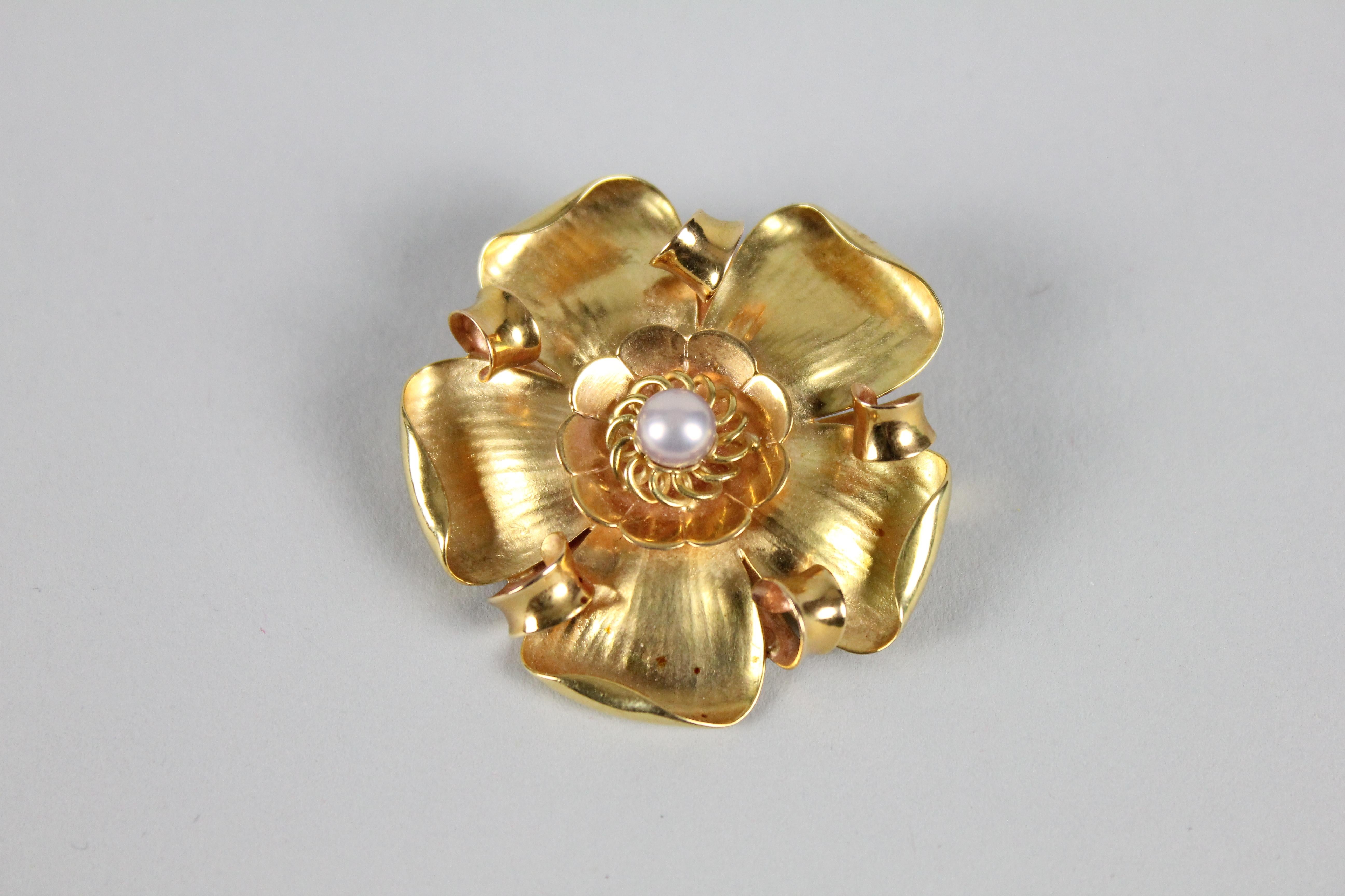 Magnifique broche en or 18k représentant une fleur.
Fabriqué par Erik Fleming (1894-1954) pour Borgila.
or 18k et une perle.
Excellent état, aucun problème.
Diamètre 4,5 cm (en 1,78)