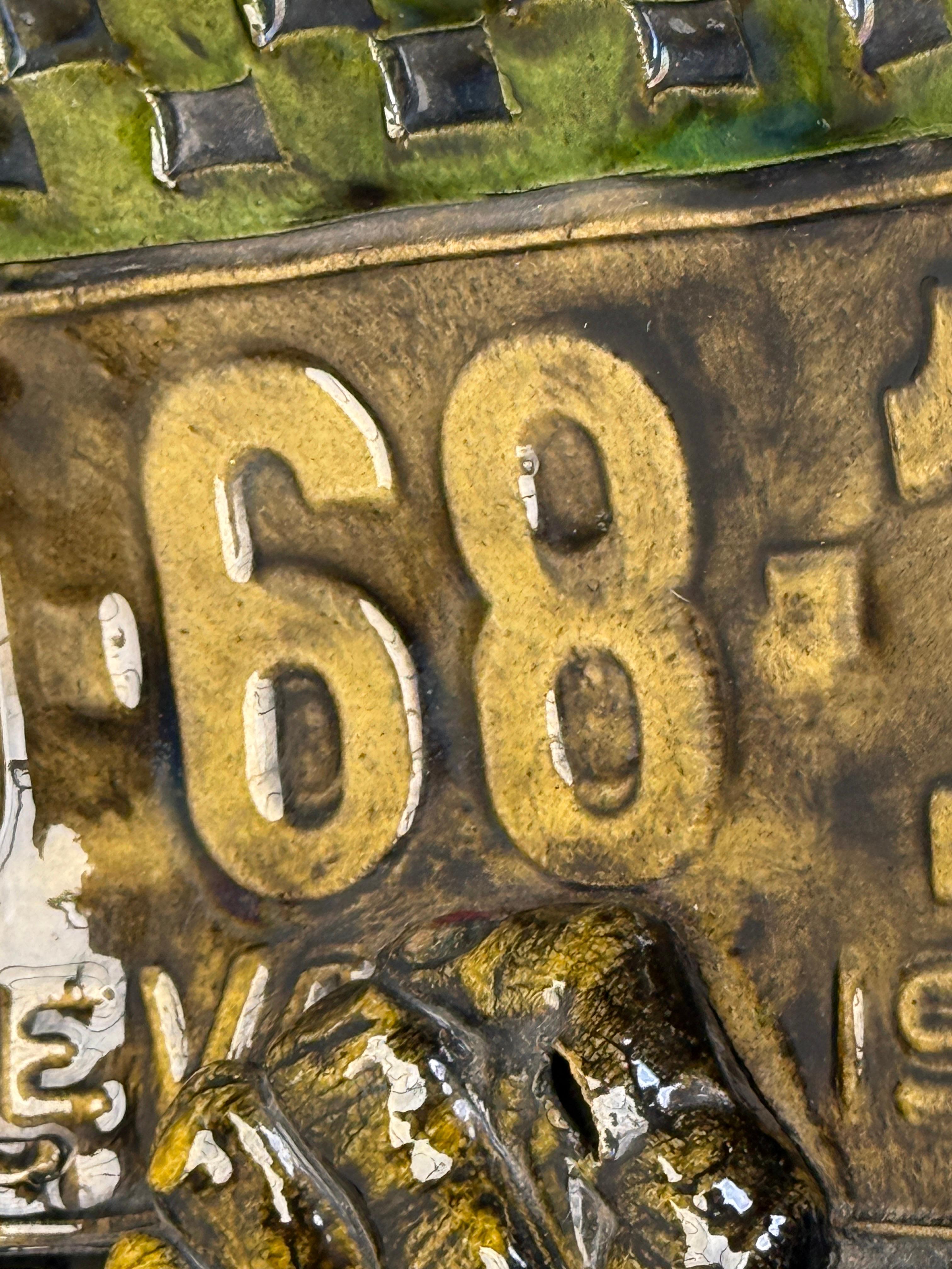 L'artista e artigiano di origine danese Erik Gronborg (nato nel 1930) si recò in California nel 1959 e non se ne andò più, creando opere in legno, argilla e metallo fuso. Questa ciotola mostra il suo uso del colore e delle immagini trovate,