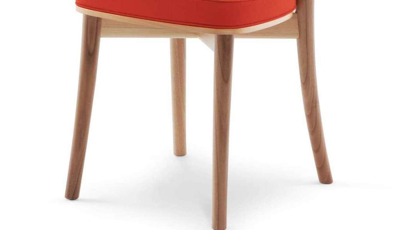 Le prix indiqué s'applique à la chaise telle qu'elle apparaît sur la première photo. Le siège est disponible en plusieurs couleurs. La base peut être réalisée en frêne naturel ou en frêne teinté noir. 

Chaise conçue par Erik Gunnar en 1934-1937.