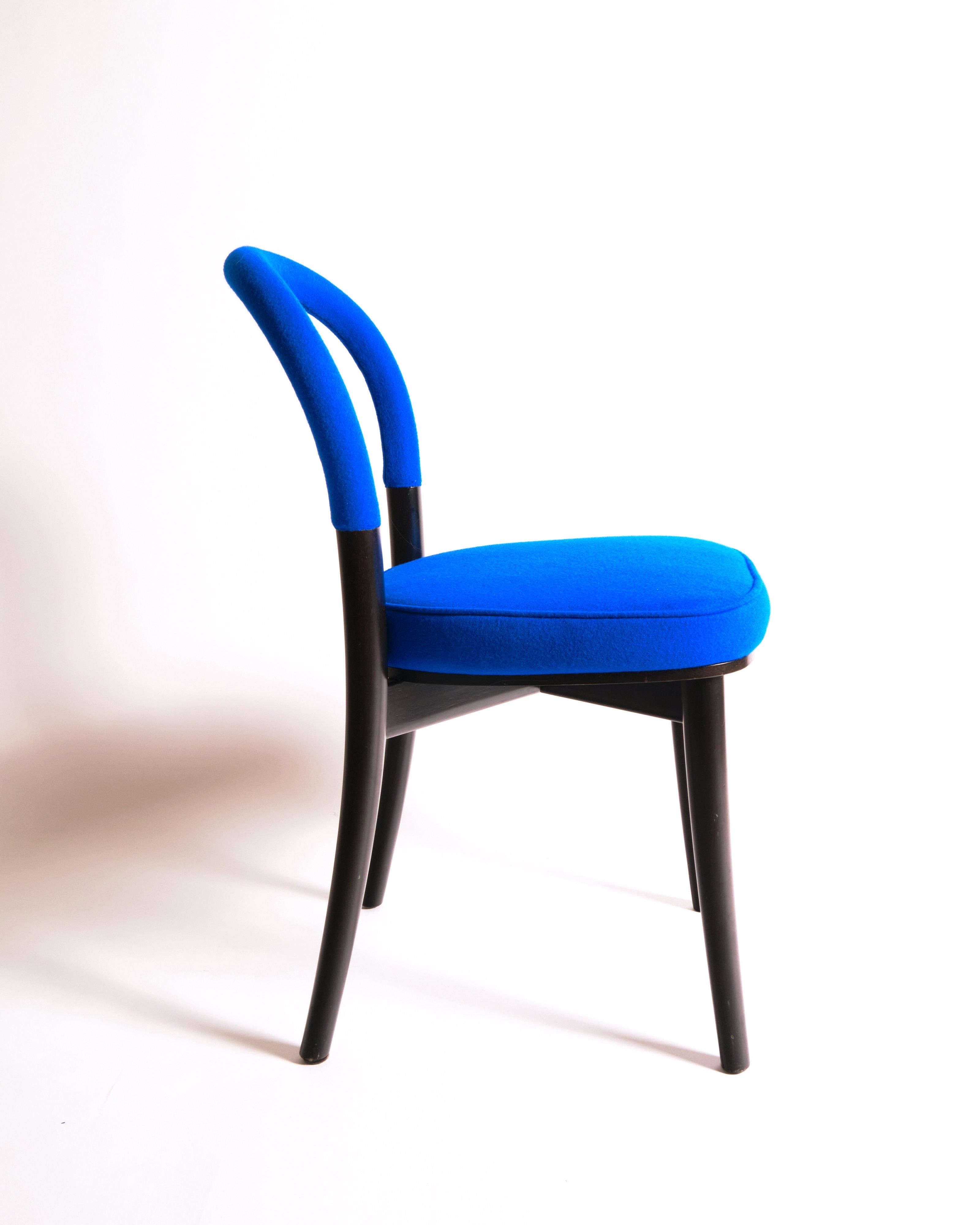 Für Cassina
c.1980s
Mit Anilin gebeiztes Eschenholz und Moleskin
H80 x B40 x T52 cm