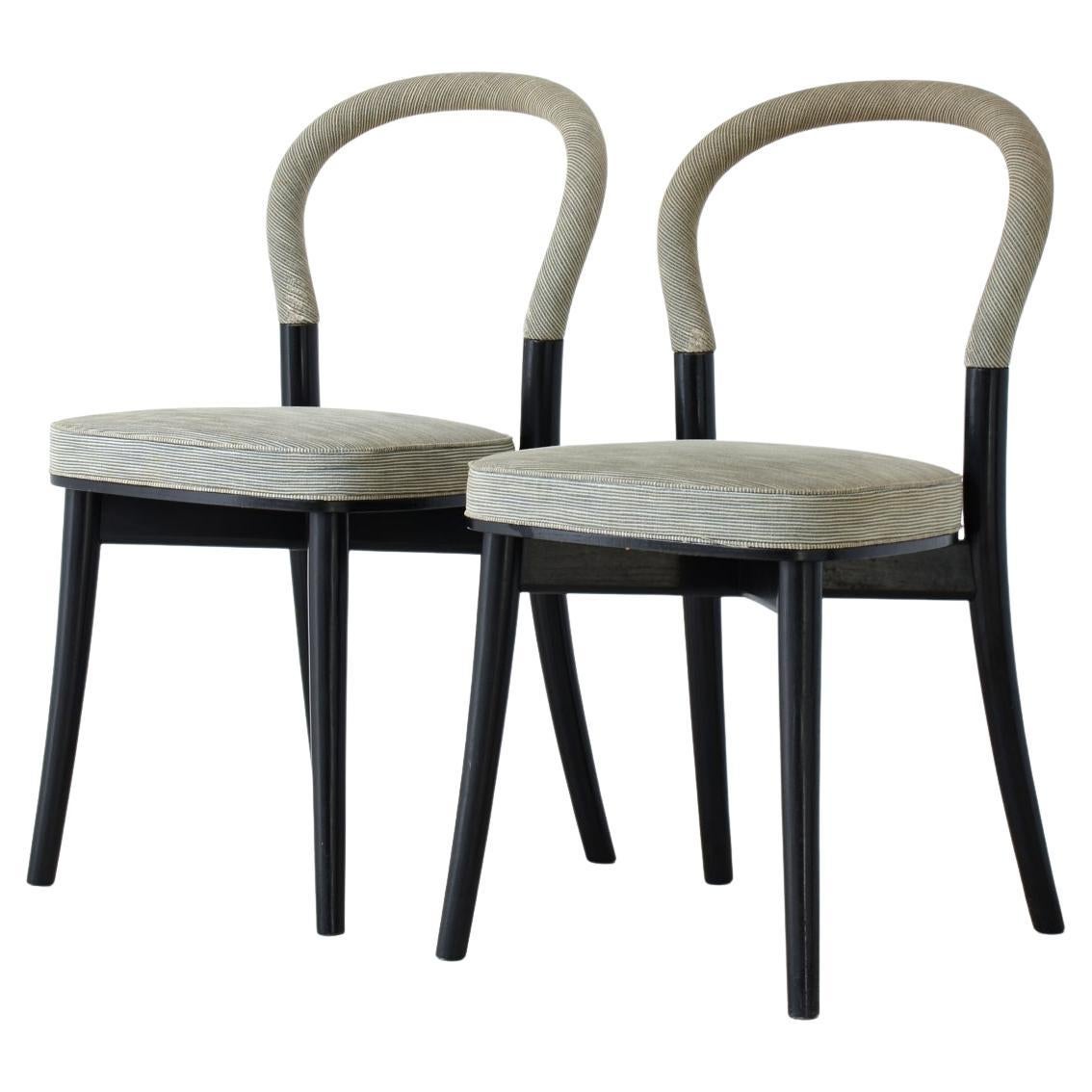COD-2662
Erik Gunnar Asplund

Eleganter Satz von 8 Stühlen in Holz und Stoffbezug, Göteborg Modell Cassina Produktion 1980.

Label des Herstellers.

