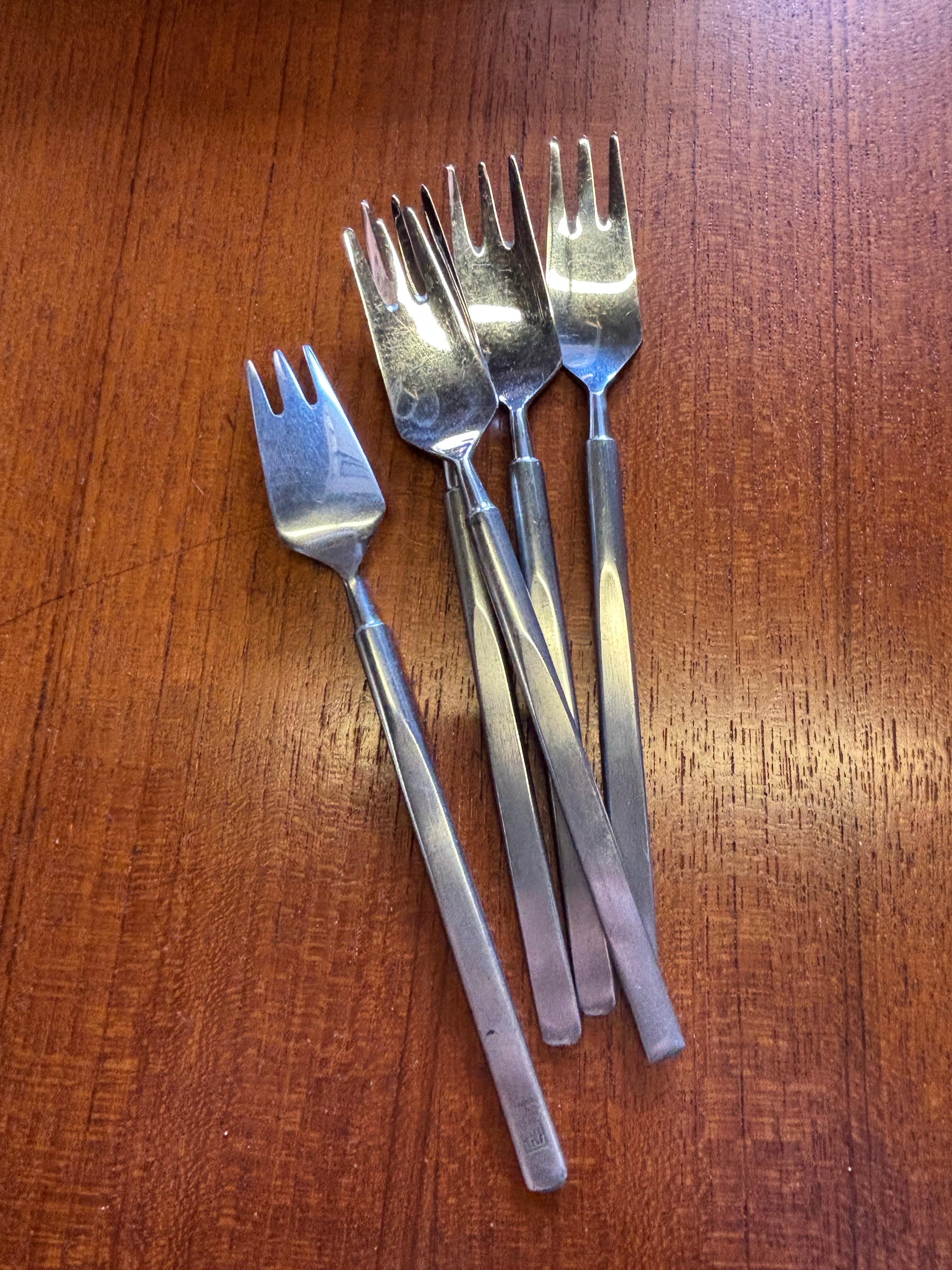 Erik Herlow Obelisk Stainless Flatware Set for Copenhagen Cutlery In Good Condition For Sale In Philadelphia, PA