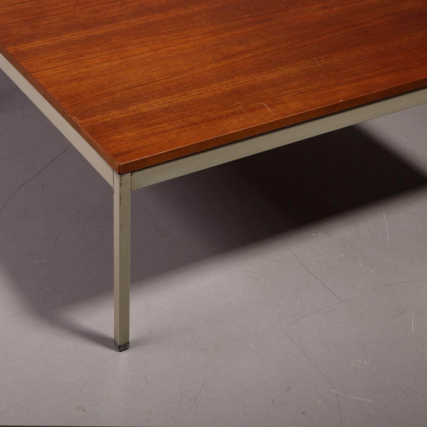 Suédois Table basse en teck Erik Herløw pour Nordiska Kompaniet, Suède années 1960 en vente