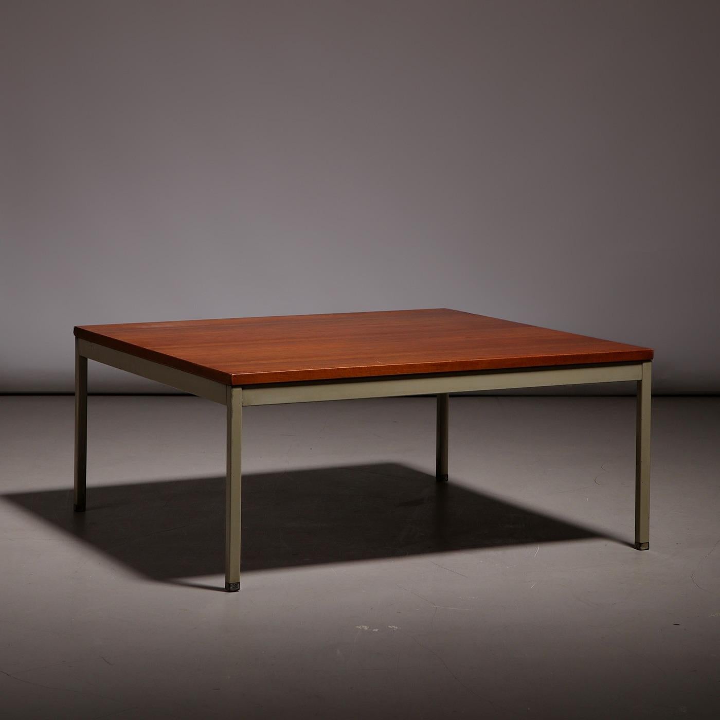 Erik Herløw pour Nordiska Kompaniet (NK), table basse carrée centrale, teck, métal laqué, Suède, années 1960.

Table basse carrée centrale conçue par le célèbre designer danois Erik Herløw (1913-1991). Fabriqué par Nordiska Kompaniet (NK) en Suède,