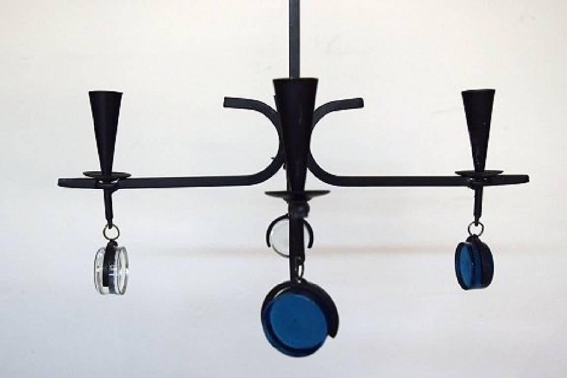 Erik Höglund for Kosta Boda. Sweden 1960s-1970s.
Four armed chandelier made of cast iron with loose handblown art glass.
Measure: Diameter 37.5 cm, height 30 cm.
Is accompanied by long hanging.
In perfect condition.