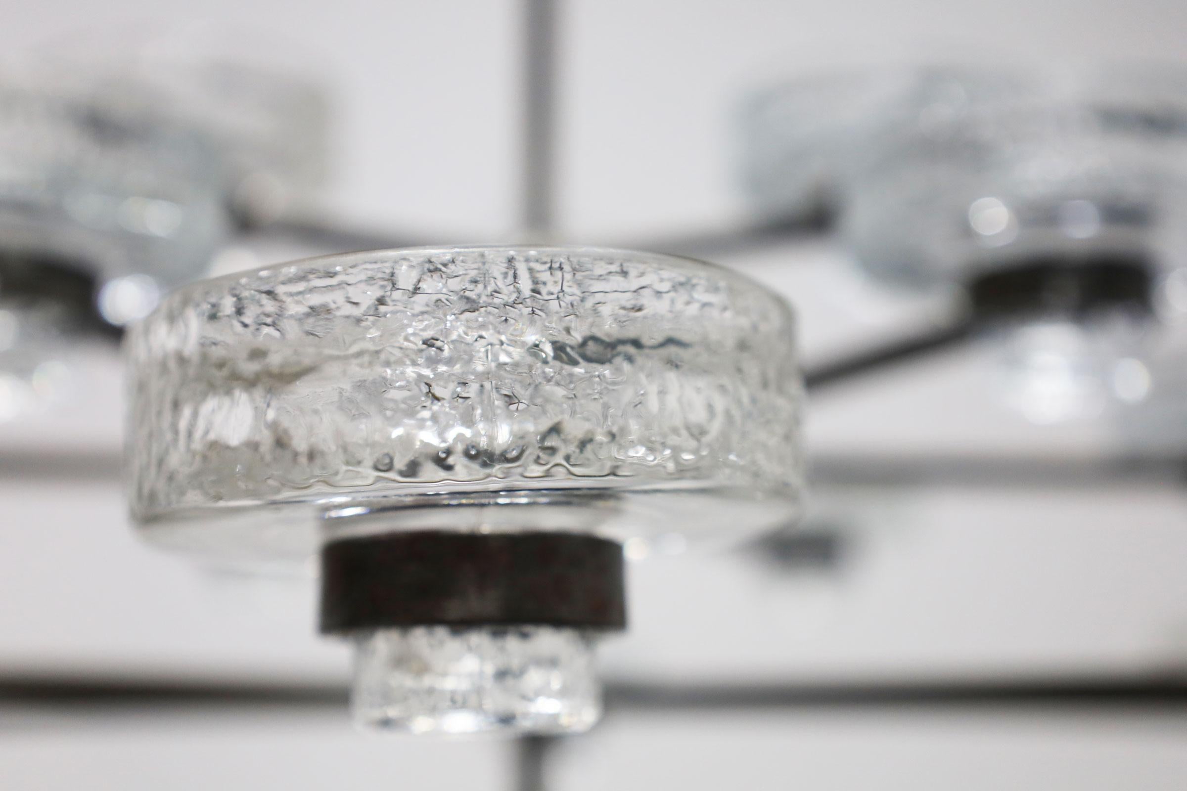 Eleva l'arredamento della tua casa con lo splendido lampadario a 15 candele di Erik Hoglund per Kosta Boda, degli anni '60 circa. Progettato e prodotto con maestria in Svezia, questo pezzo di grande effetto è caratterizzato da una struttura in ferro