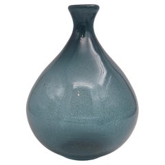 Erik Höglund, kugelförmige Vase aus blauem Glas für Boda Sweden, Mitte 1900.