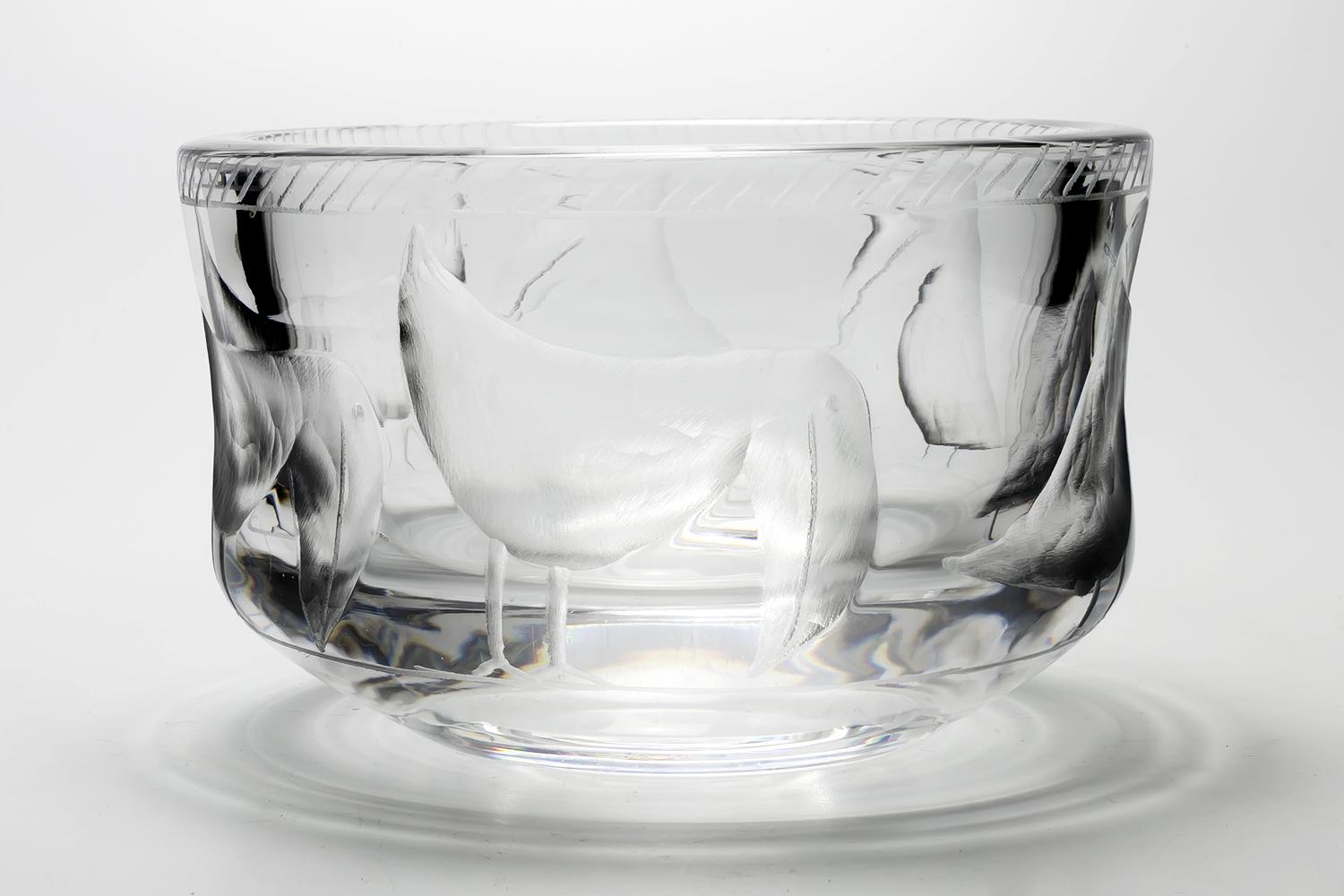 Une pièce d'art sculptée dans du verre de cristal en utilisant la technique de la gravure. La sculpture profonde et rugueuse est l'œuvre d'Eric Högland lui-même. Gravé de 6 oiseaux.

ERIK HÖGLUND / 1932-1998 / SUÈDE
Après avoir étudié la