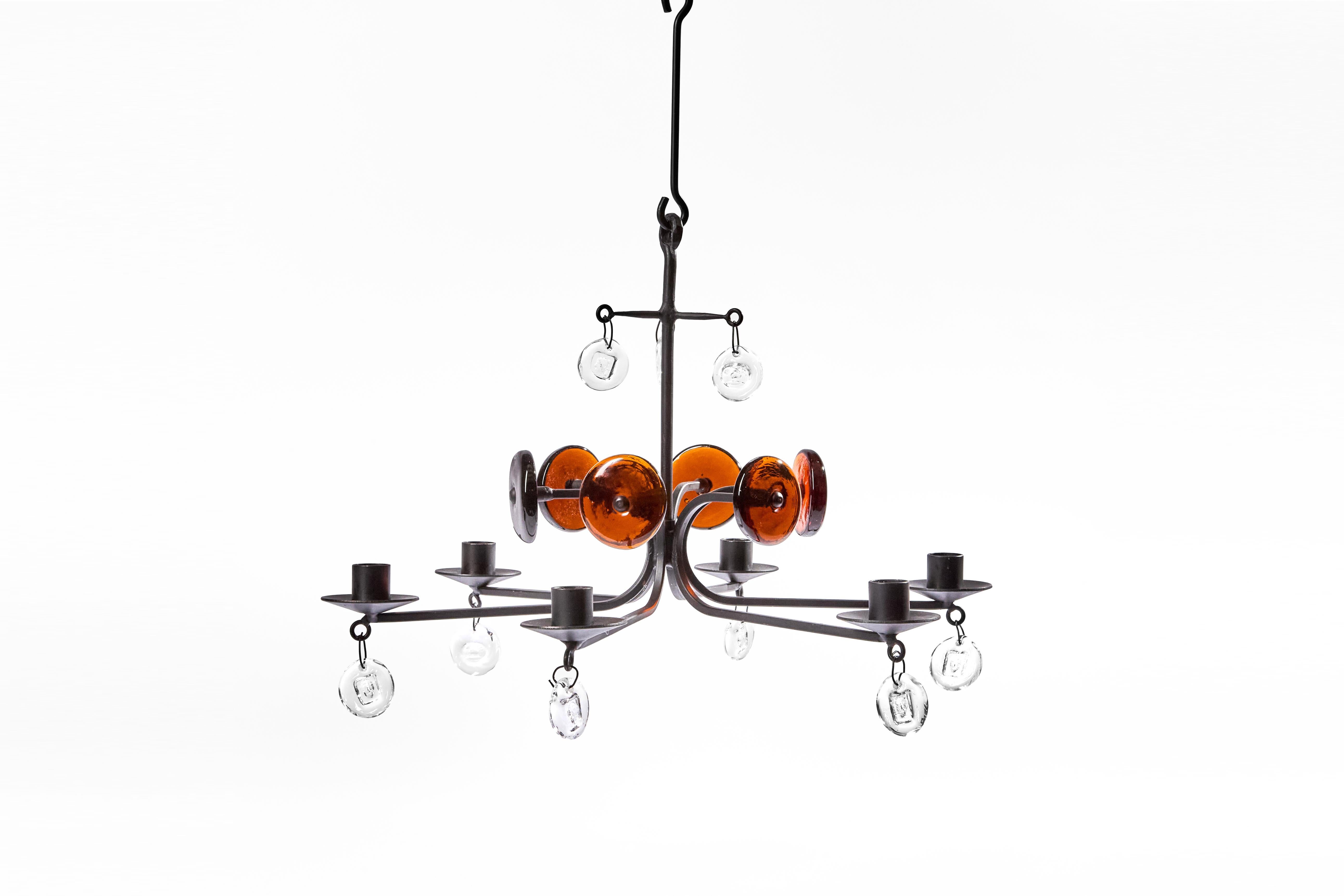 Un lampadario di metà secolo progettato dal famoso artista svedese Erik Höglund per Boda Smide, intorno al 1965. Realizzato in ferro laccato nero, questo pezzo scultoreo presenta sei bracci angolari disposti in configurazione circolare, ognuno dei