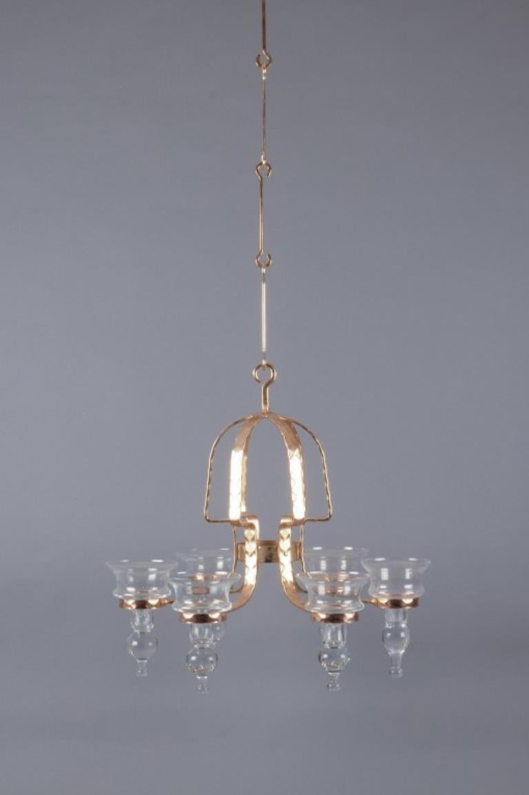 Erik Höglund (1932-1998) per Kosta Boda.
Lampadario a sei bracci con luci in vetro artistico soffiato a bocca.
Ghisa martellata placcata oro.
Svezia anni '60/'70.
Con quattro estensori per regolare l'altezza. Vedi foto.
In perfette