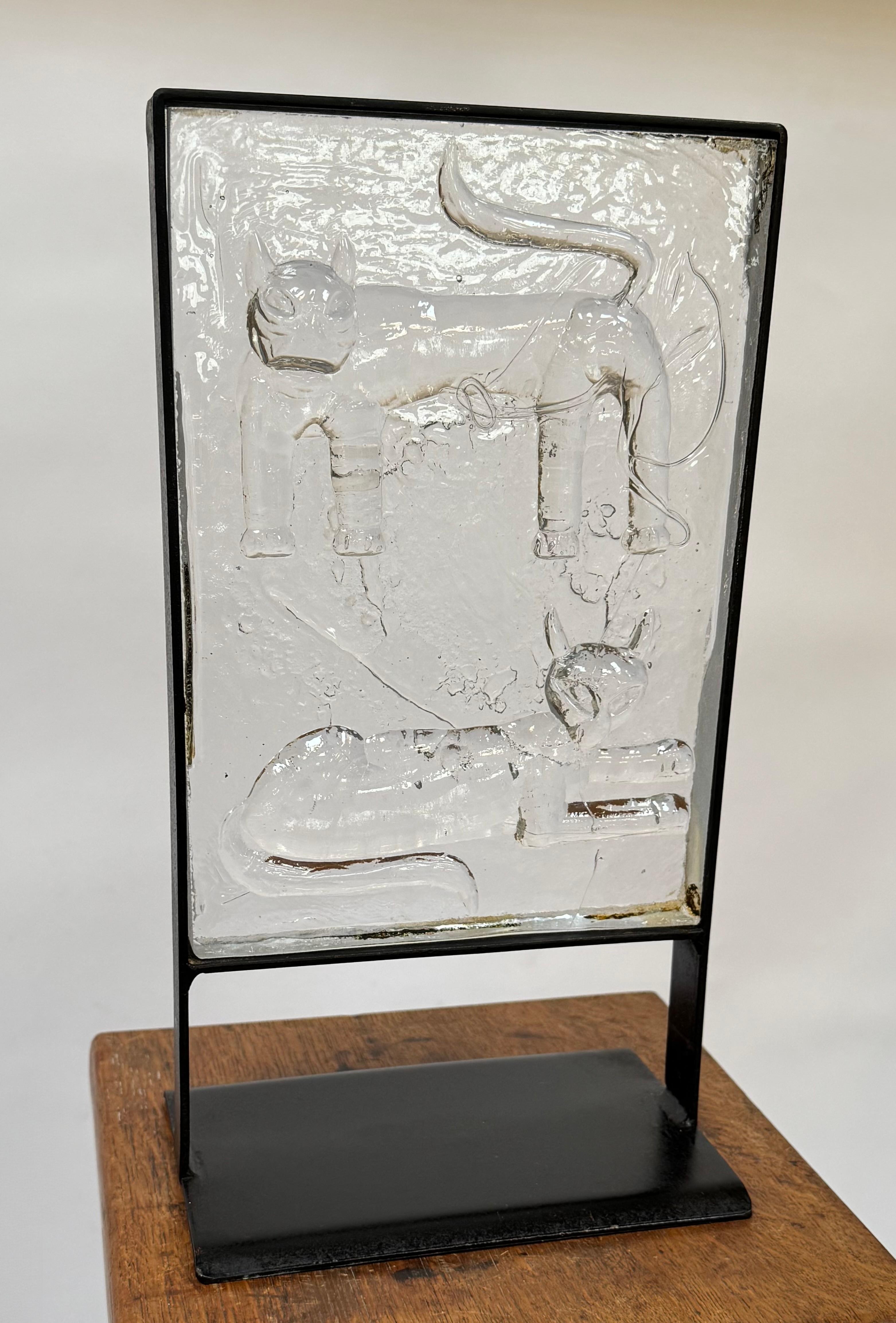 Erik Hoglund (1932-1998)  Sculpture de chat sur table en verre entourée d'un cadre en métal pour Kosta Boda. Verre moulé encadré dans un cadre soudé noir. Hoglund était un artiste verrier, peintre, sculpteur et graphiste suédois. Son travail était