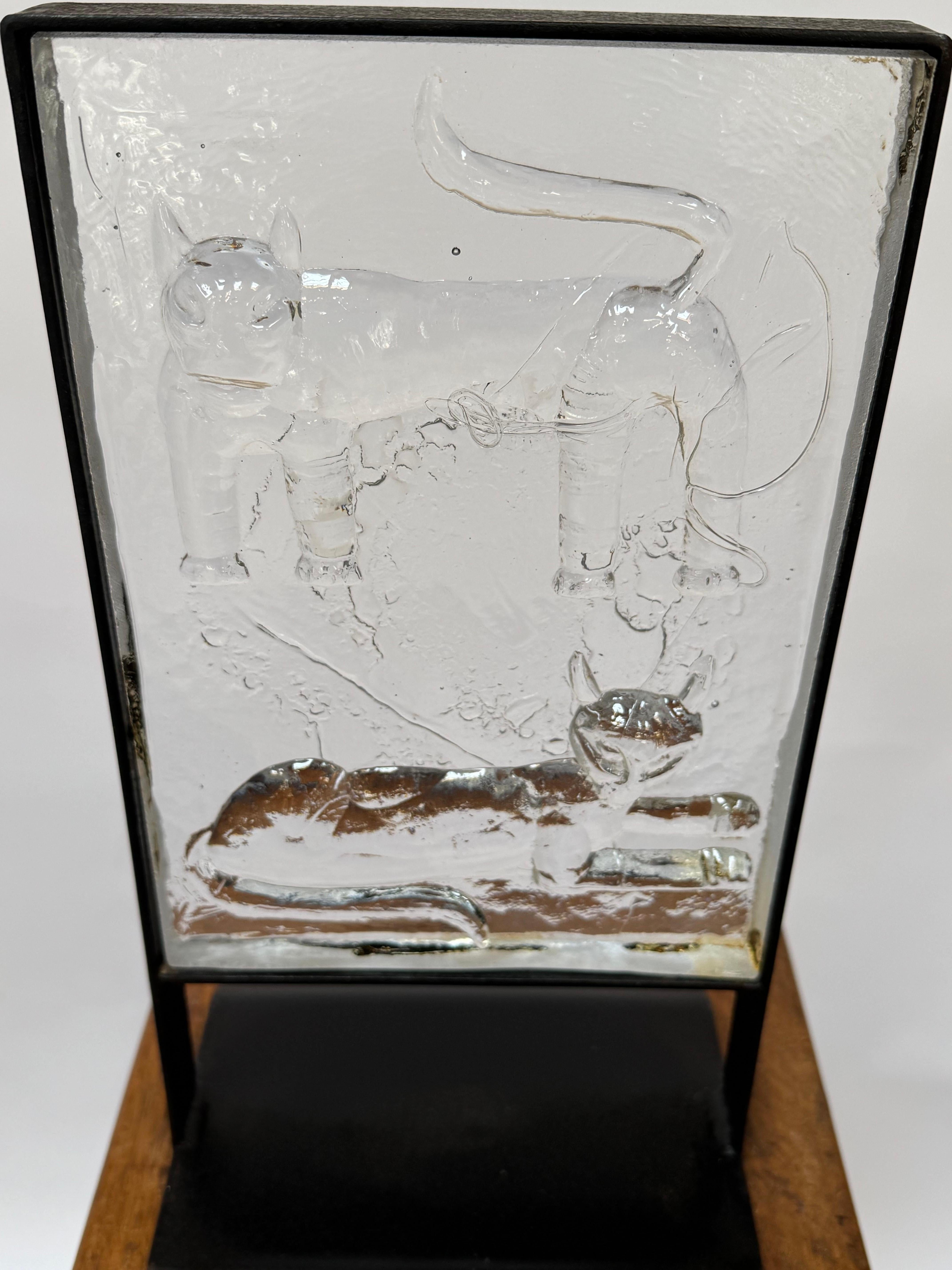 Fait main Sculpture de chat en verre encadrée d'Erik Hoglund pour Kosta Boda en vente