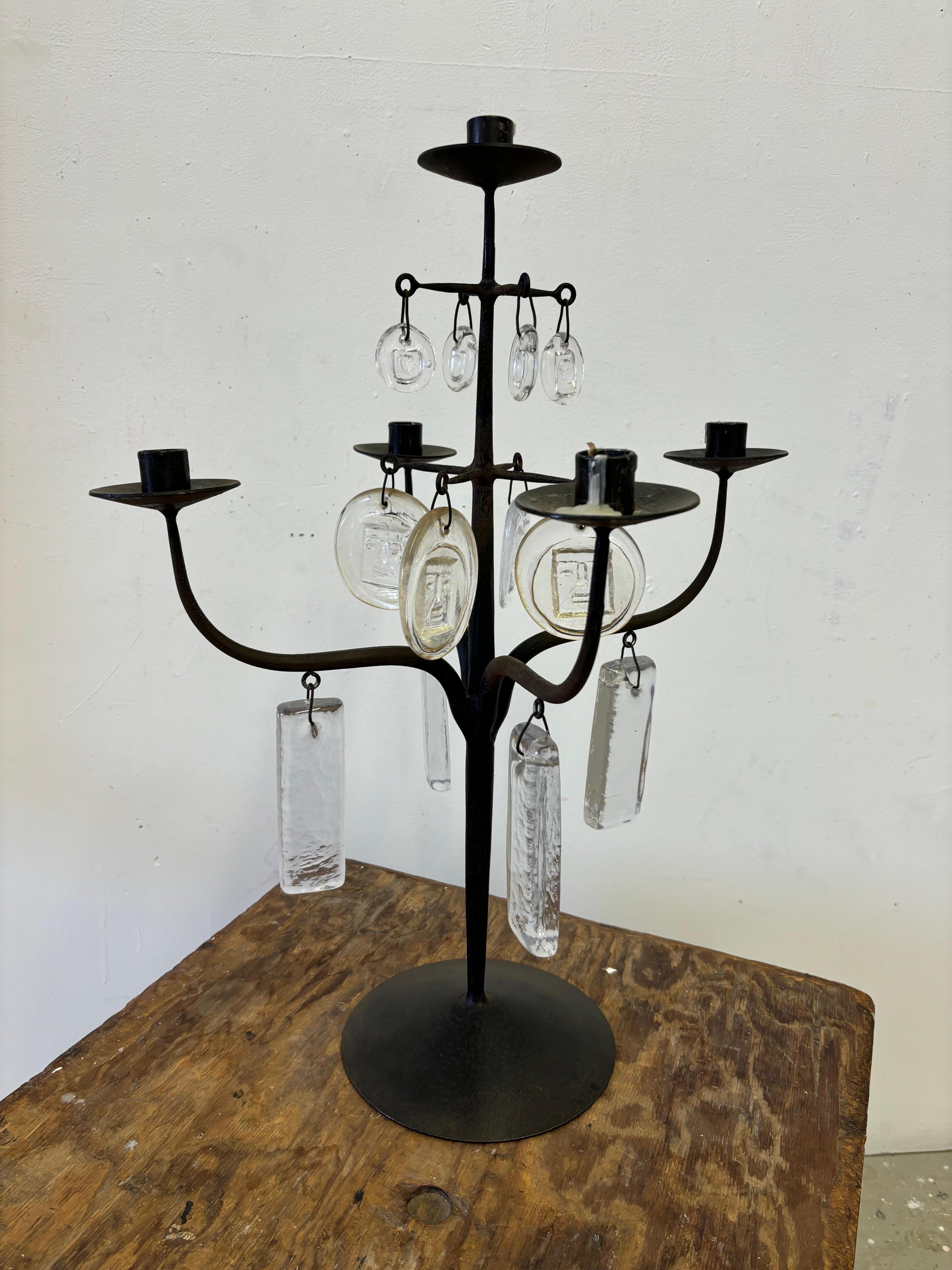 Candelabra in ferro forgiato a mano di Erik Hoglund con pendenti in vetro artistico di Boda In condizioni buone in vendita a Philadelphia, PA