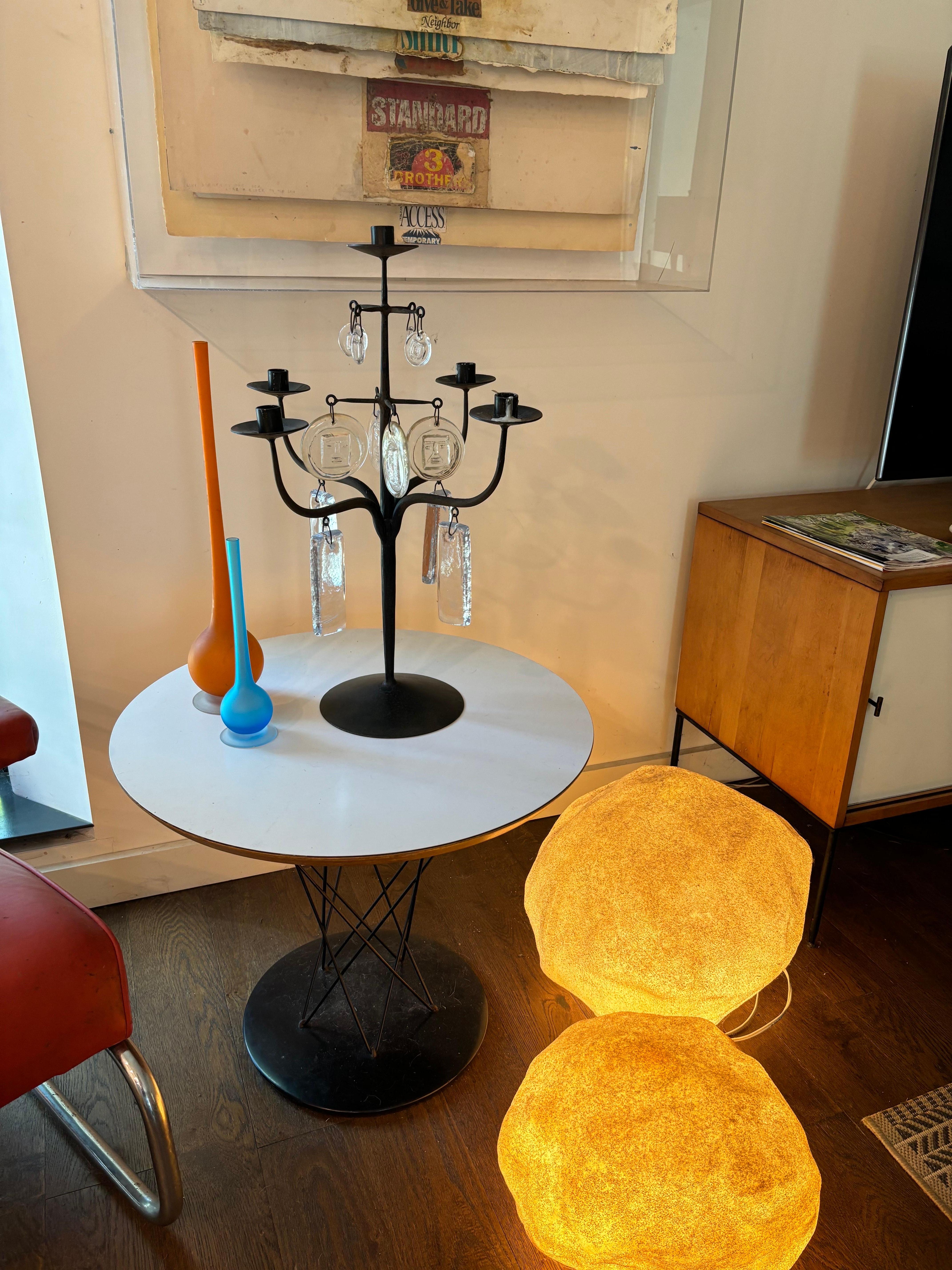Metà XX secolo Candelabra in ferro forgiato a mano di Erik Hoglund con pendenti in vetro artistico di Boda in vendita