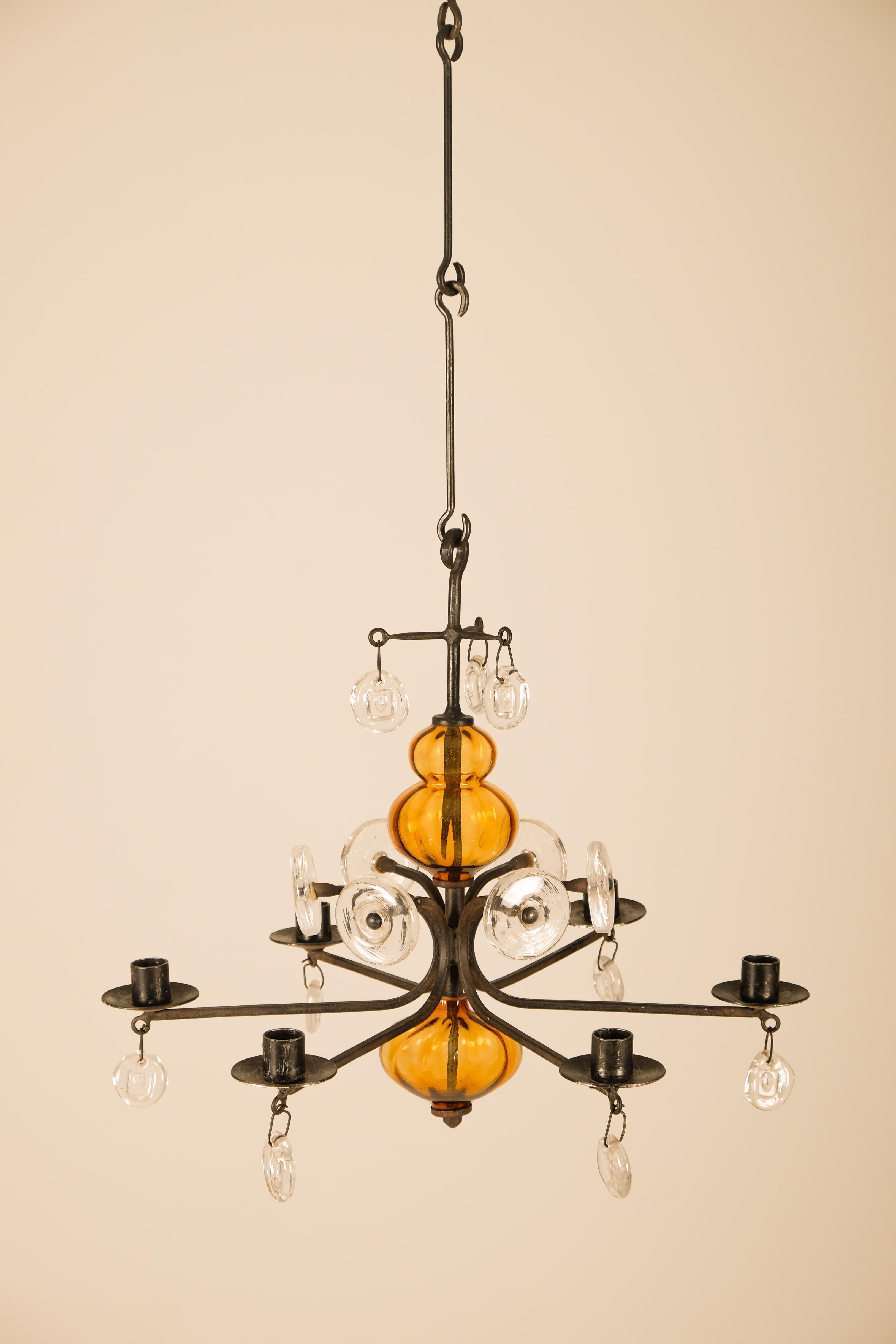 Scandinavo moderno Erik Höglund Candelabro/candelabro/manipolatore a sospensione. Vetro soffiato e ferro in vendita