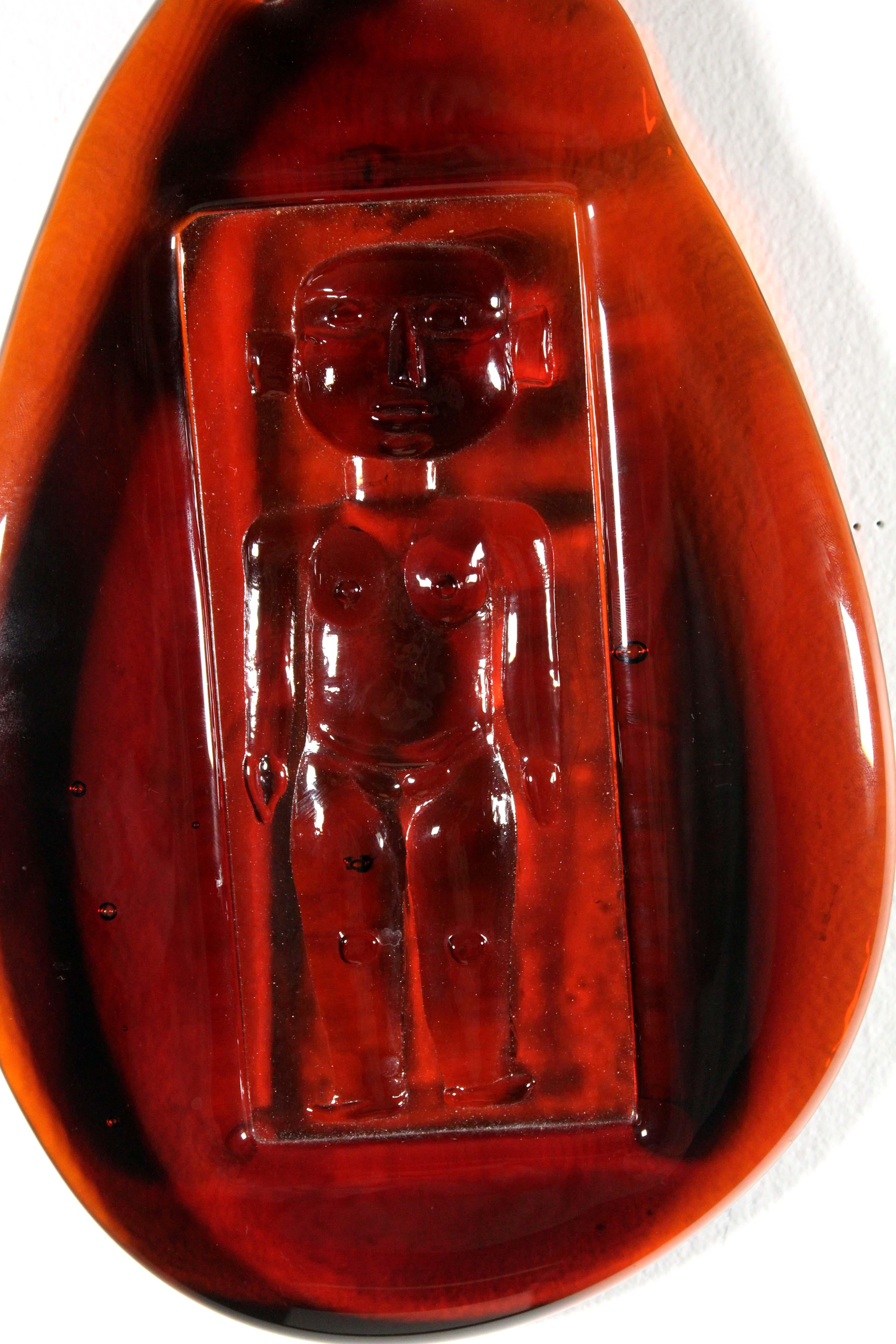 An iconic Mid-Century Modern orange glass people sculpture by Swedish artist Erik Hoglund. Etched on bottom H 807. From a private collection. Dimensions: 10.25” x 6.25” W x .5” D. In very good vintage condition. Erik Hoglund (1932-1998) is known for
