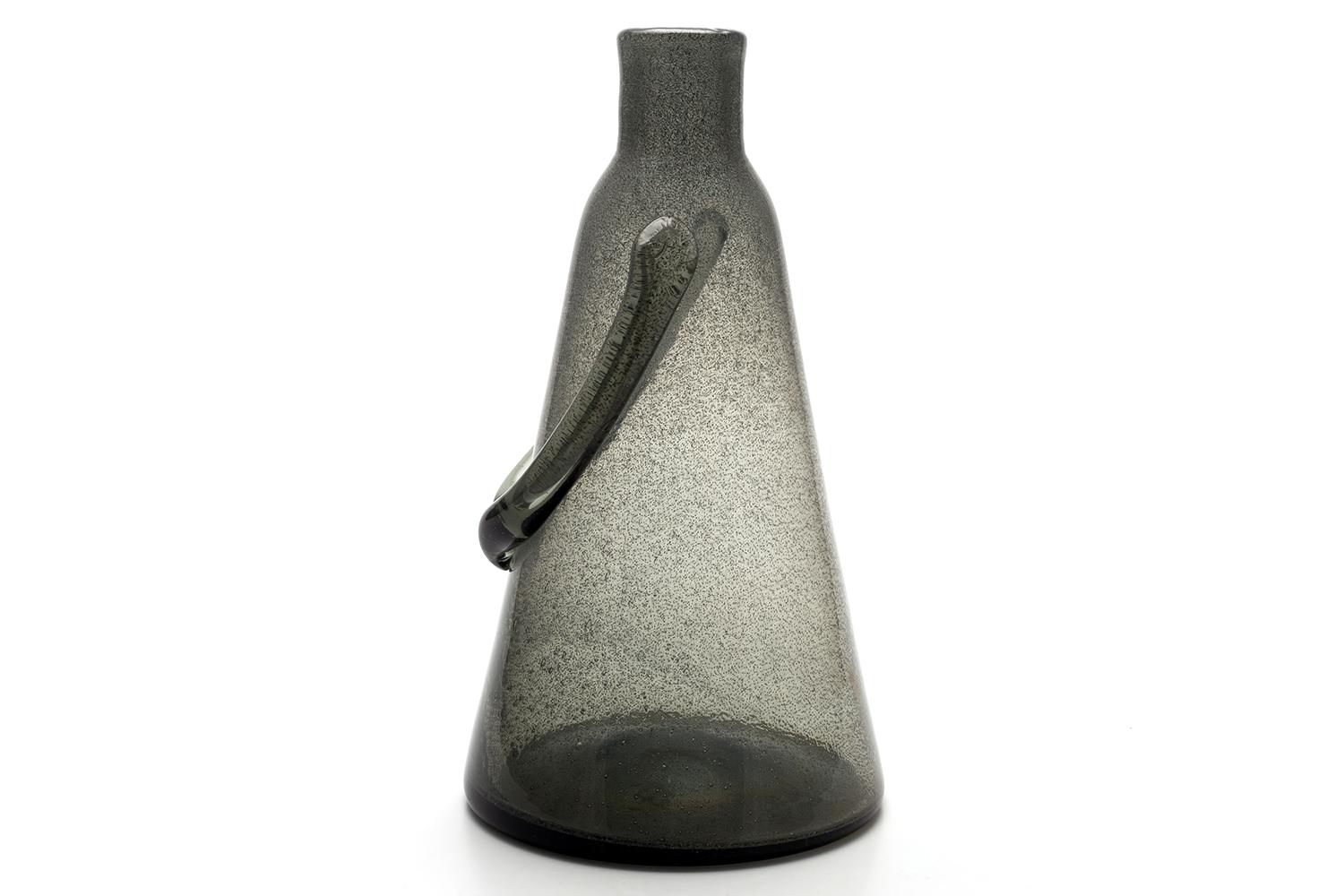Scandinavo moderno Erik Höglund / BOTTIGLIA DI PERSONE (CARBORUNDUM GRIGIO) H228 / Boda Glasbruk / Anni '50 in vendita