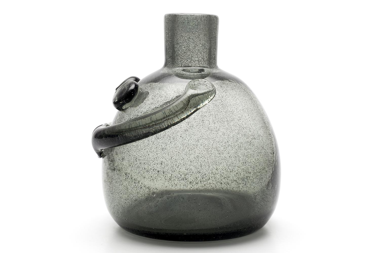 Scandinavo moderno Erik Höglund / BOTTIGLIA DI PERSONE (CARBORUNDUM GRIGIO) H875 / Boda Glasbruk / Anni '50 in vendita