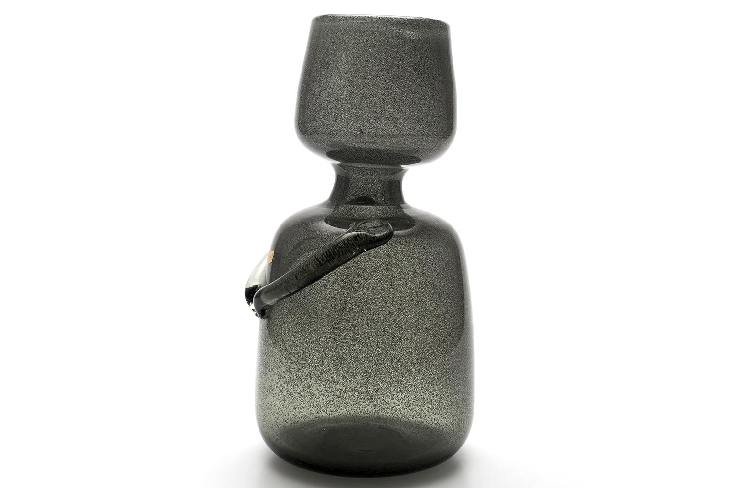Scandinave moderne Erik Höglund / PEOPLE BOTTLE(GREY CARBORUNDUM) H886 / Boda Glasbruk / 1950s en vente