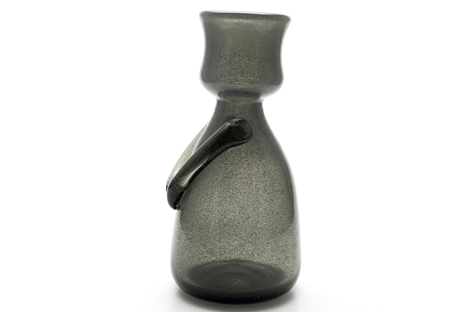 Scandinavo moderno Erik Höglund / BOTTIGLIA DI PERSONE (CARBORUNDUM GRIGIO) H888 / Boda Glasbruk / Anni '50 in vendita