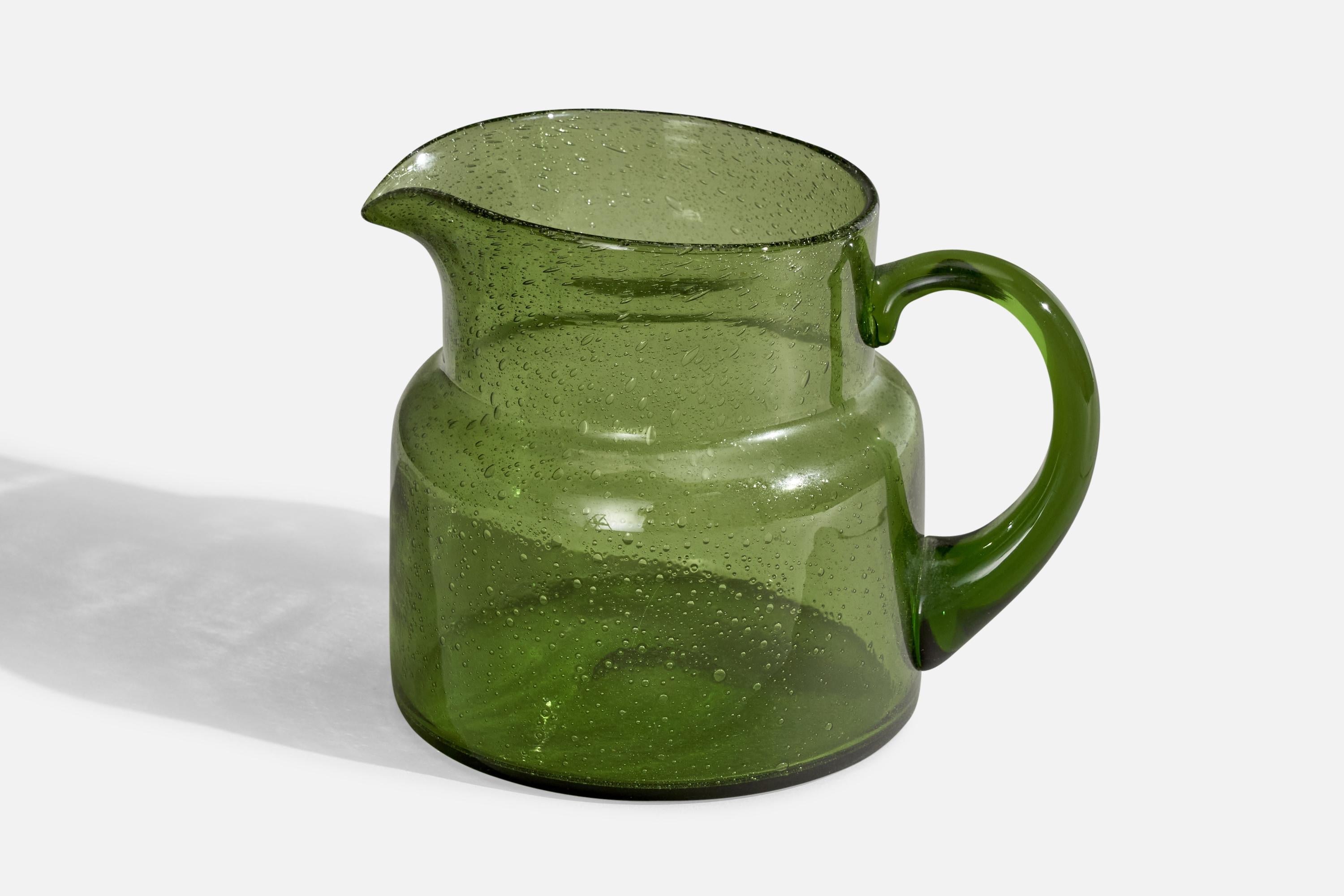 Brocca in vetro soffiato verde disegnata da Erik Höglund e prodotta da Boda Glas, Svezia, anni '60 circa.
