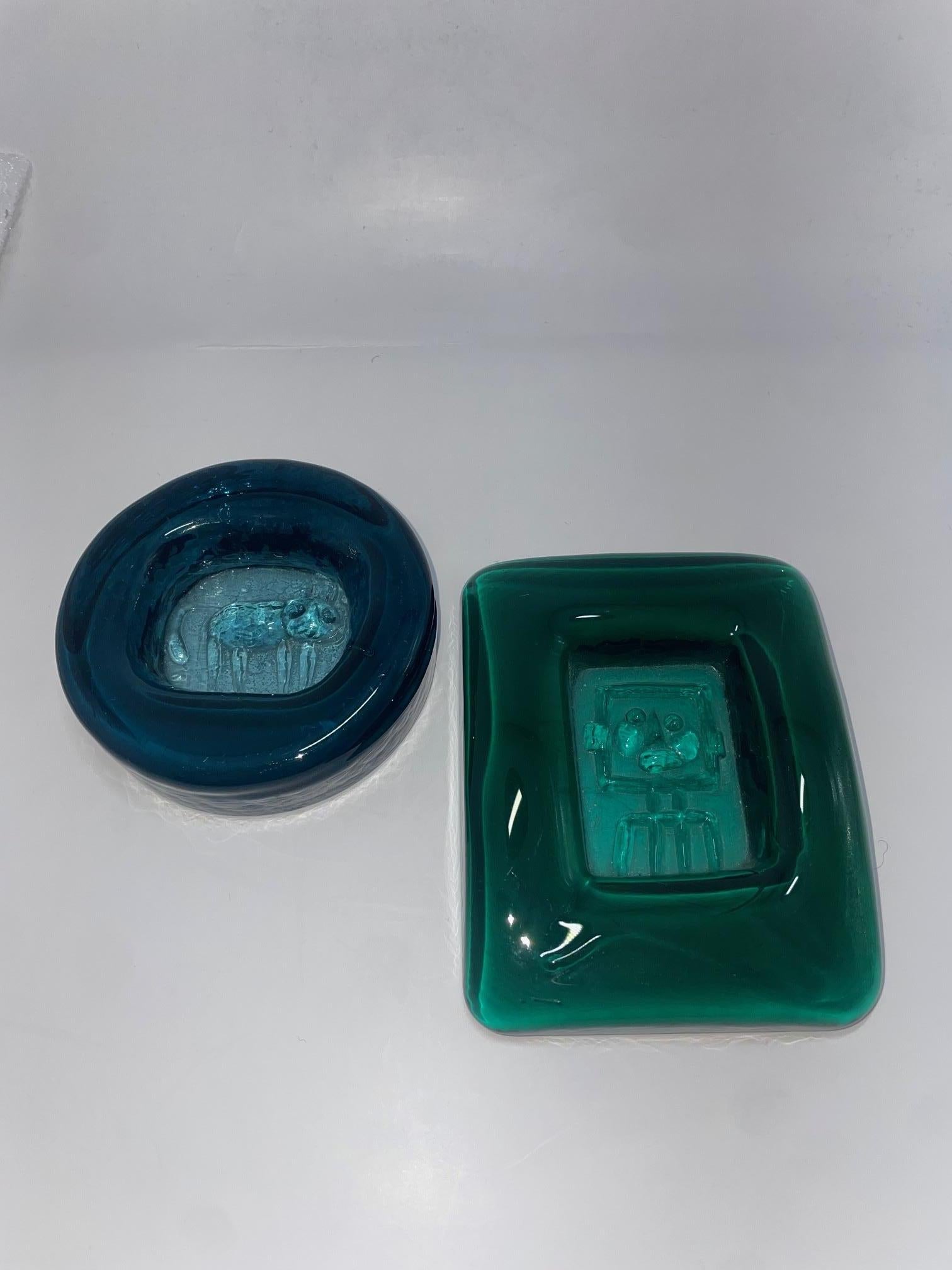 Set of 2 Ashtrays/Decorative ''Robot'' trays by Erik Höglund from the 1960's. 

Emerald Green Tray - 11x11 CM
Blue Tray - 9 CM