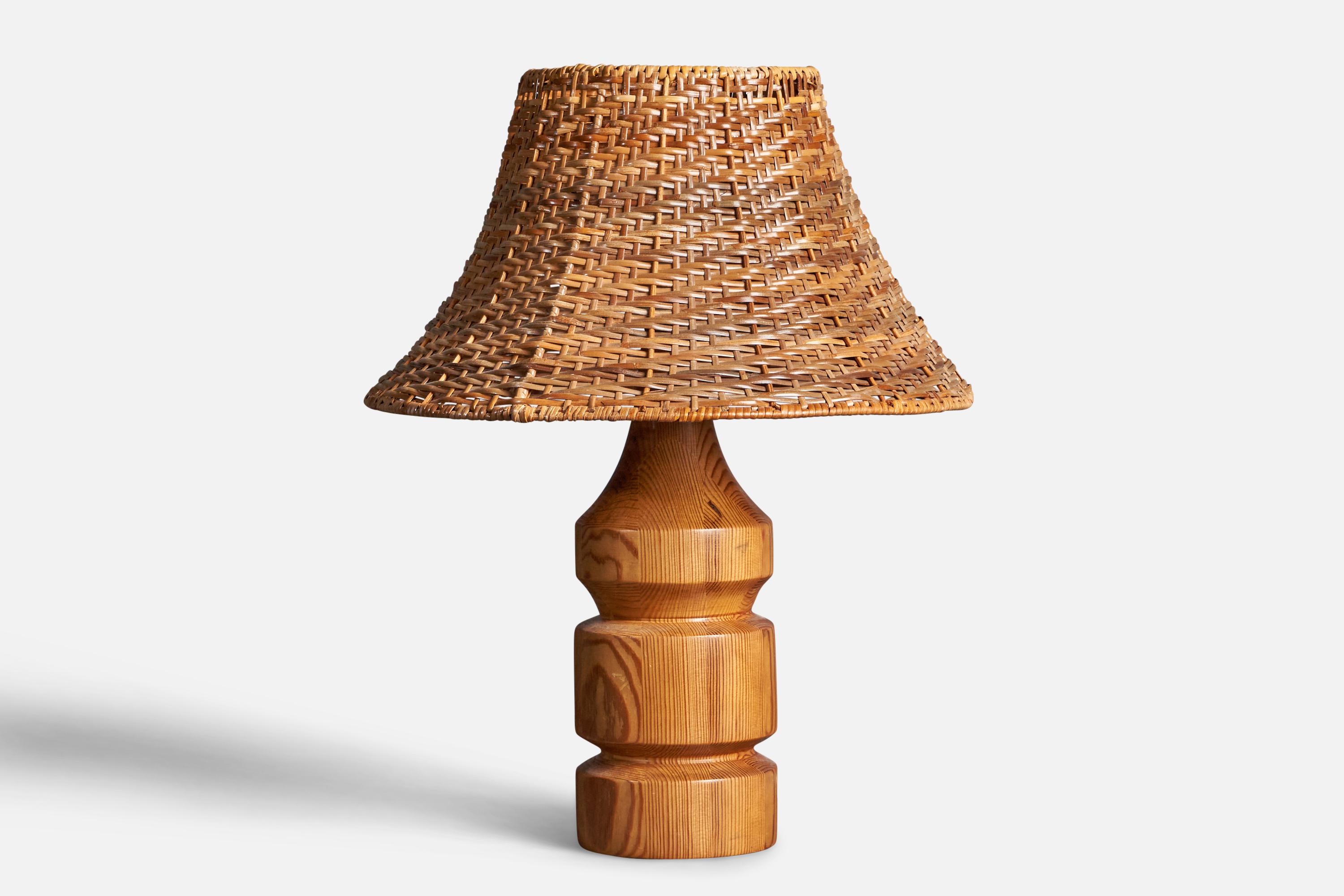 Erik Höglund, Sizable Table Lamp, Turned Pine, Rattan, Sweden, 1960s In Good Condition For Sale In High Point, NC